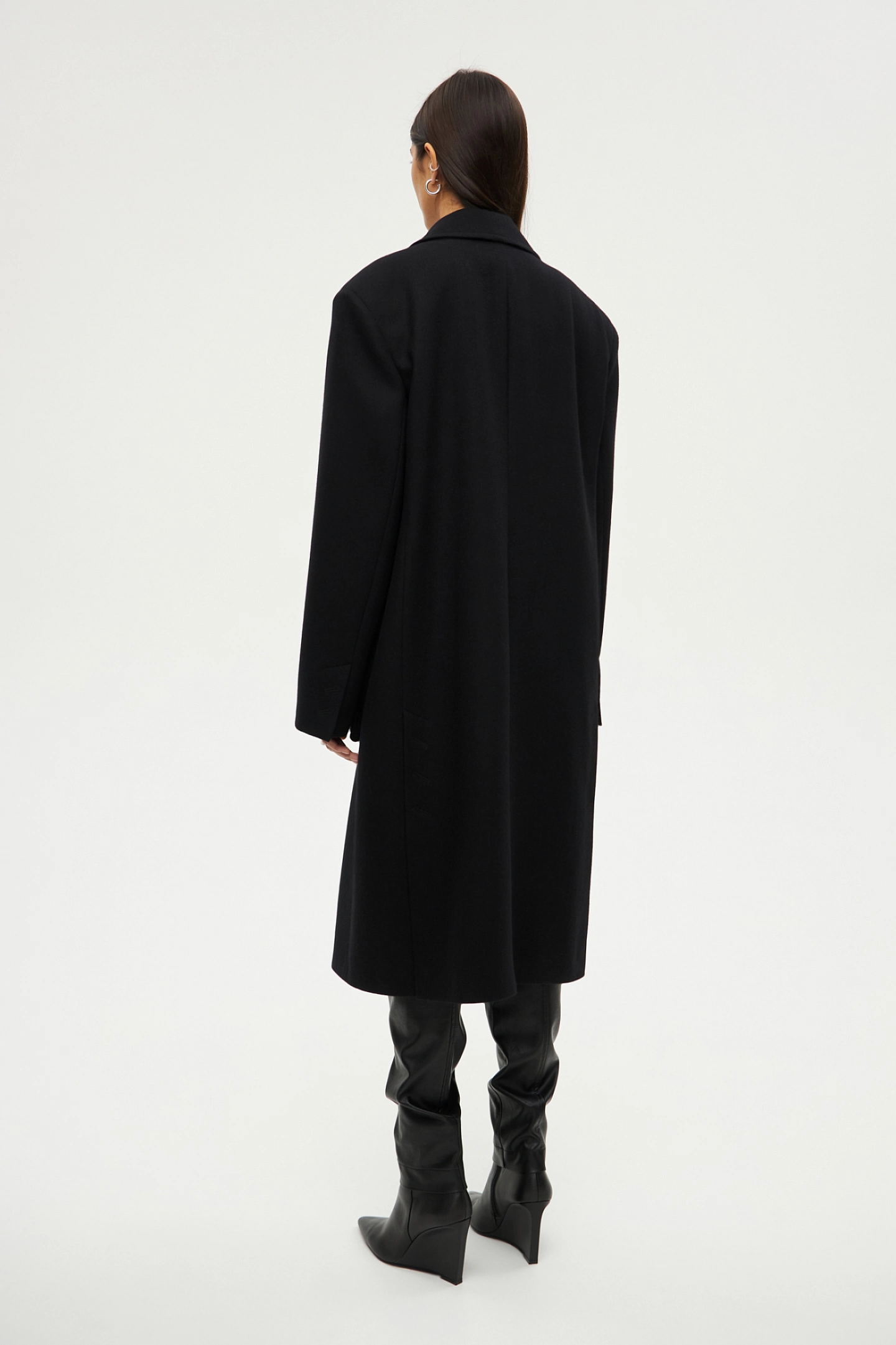 Пальто мужского кроя с объёмными карманами