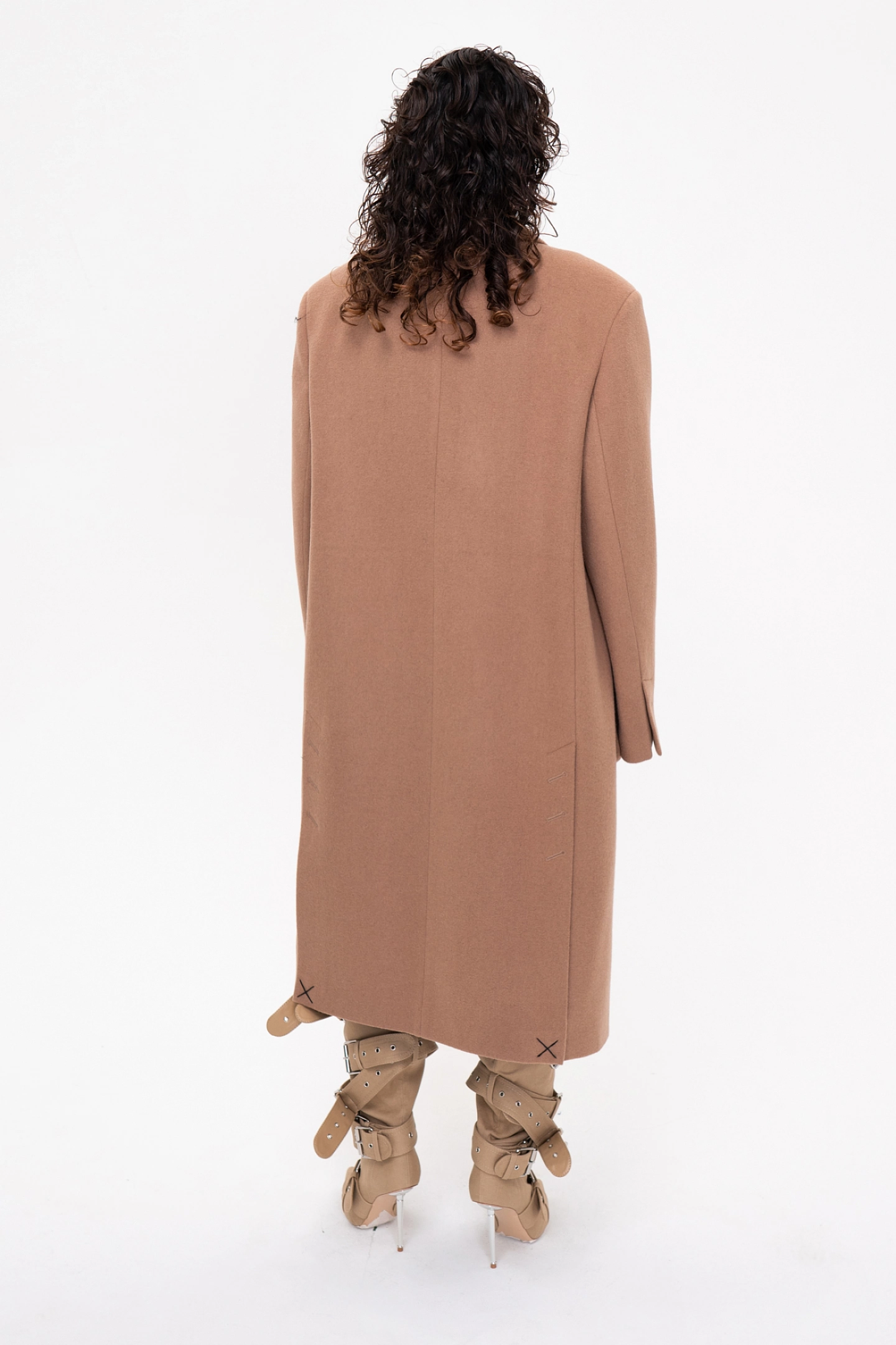 Men's cut coat with voluminous pockets