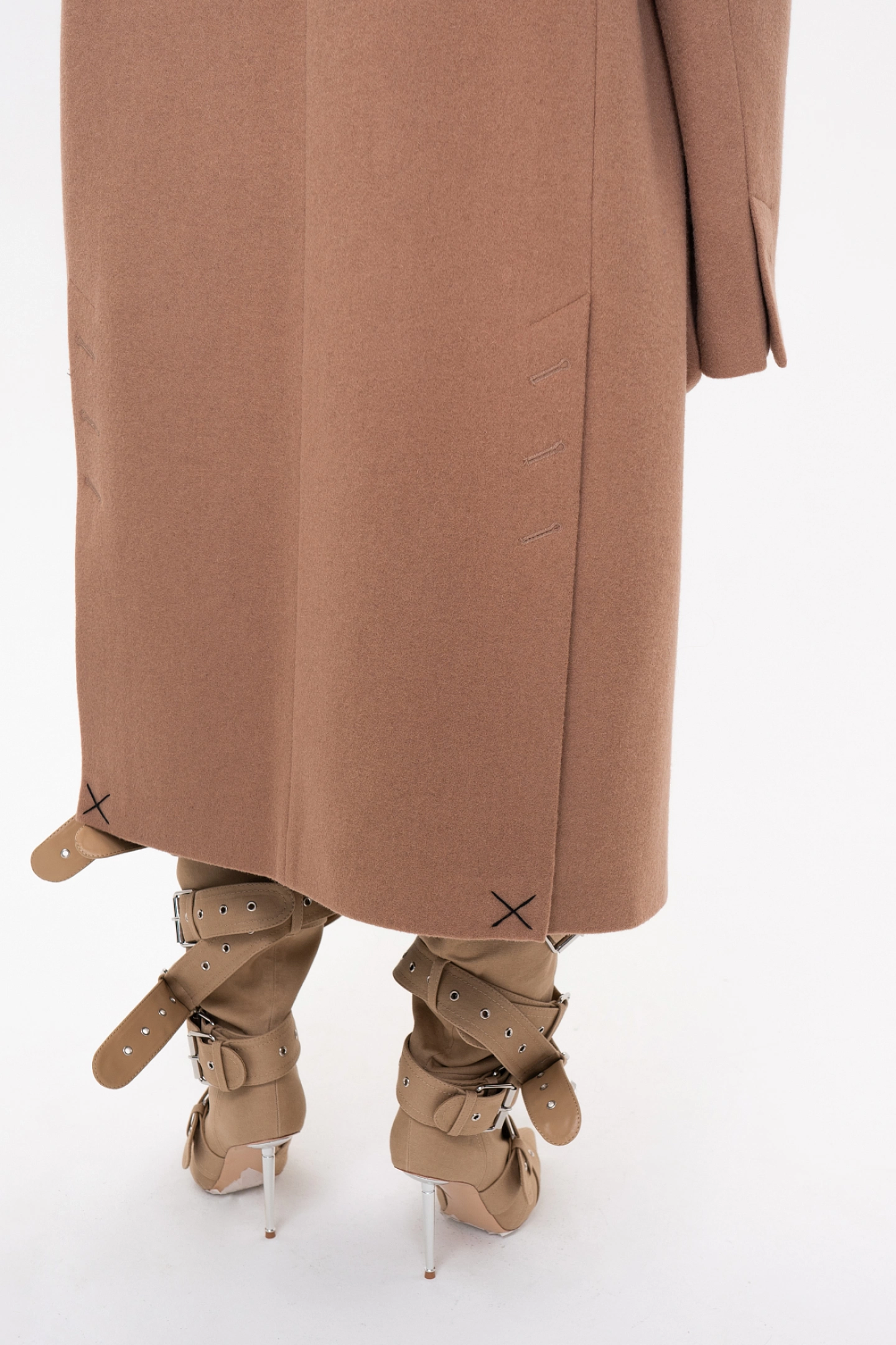 Men's cut coat with voluminous pockets