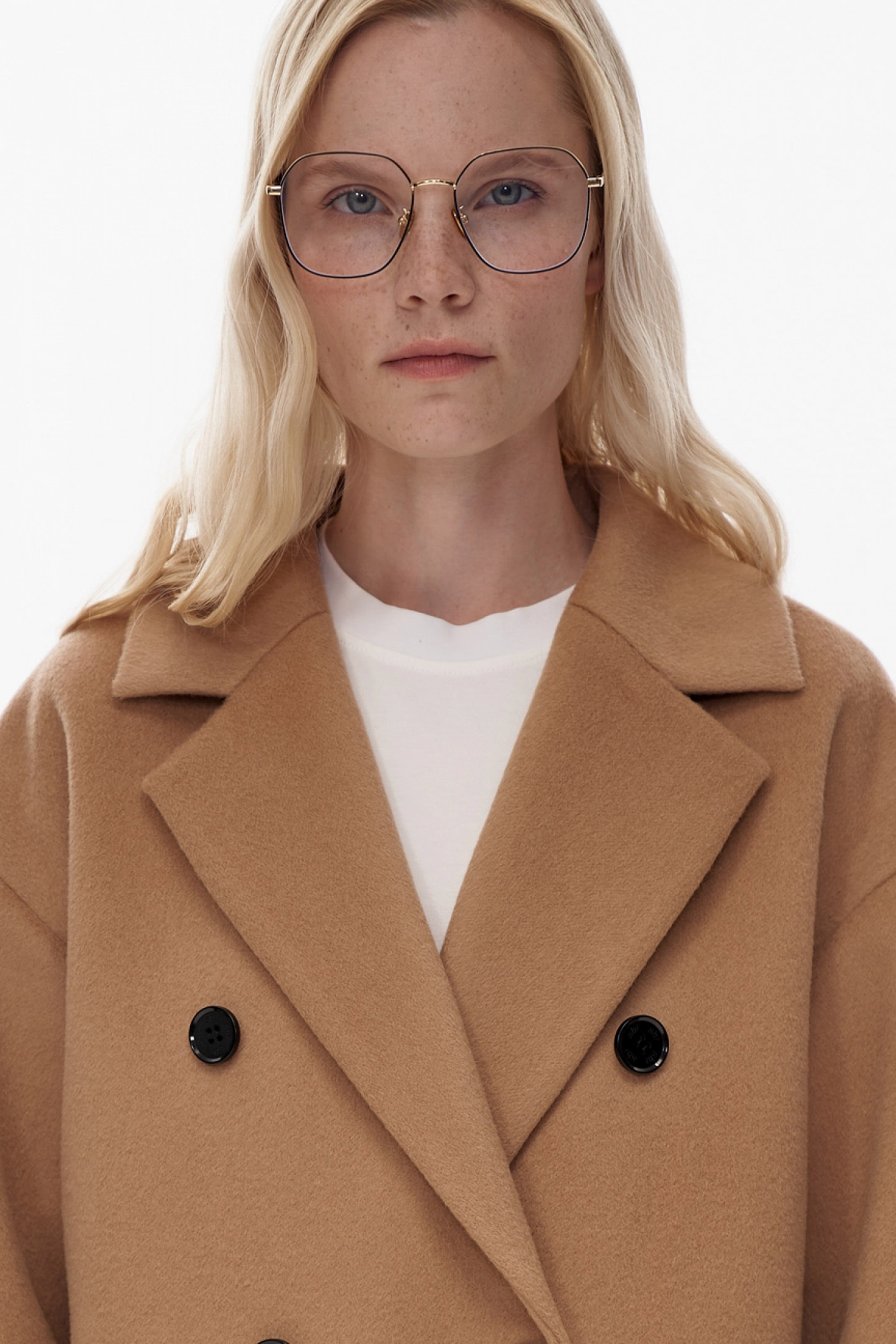 Double-breasted coat with contrasting buttons