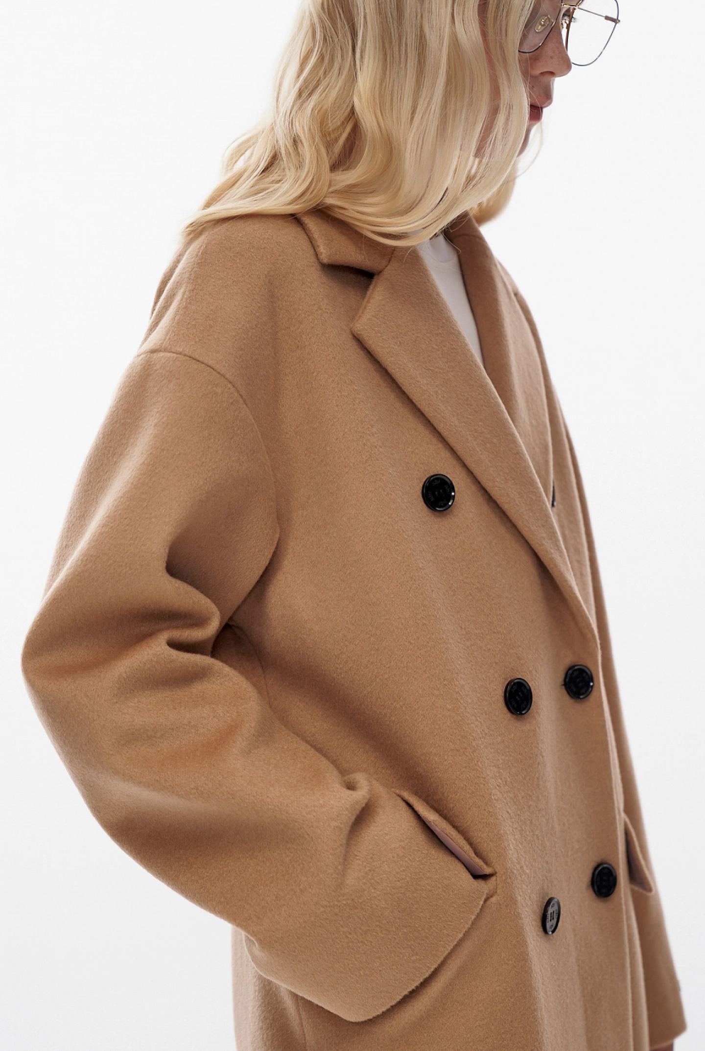 Double-breasted coat with contrasting buttons