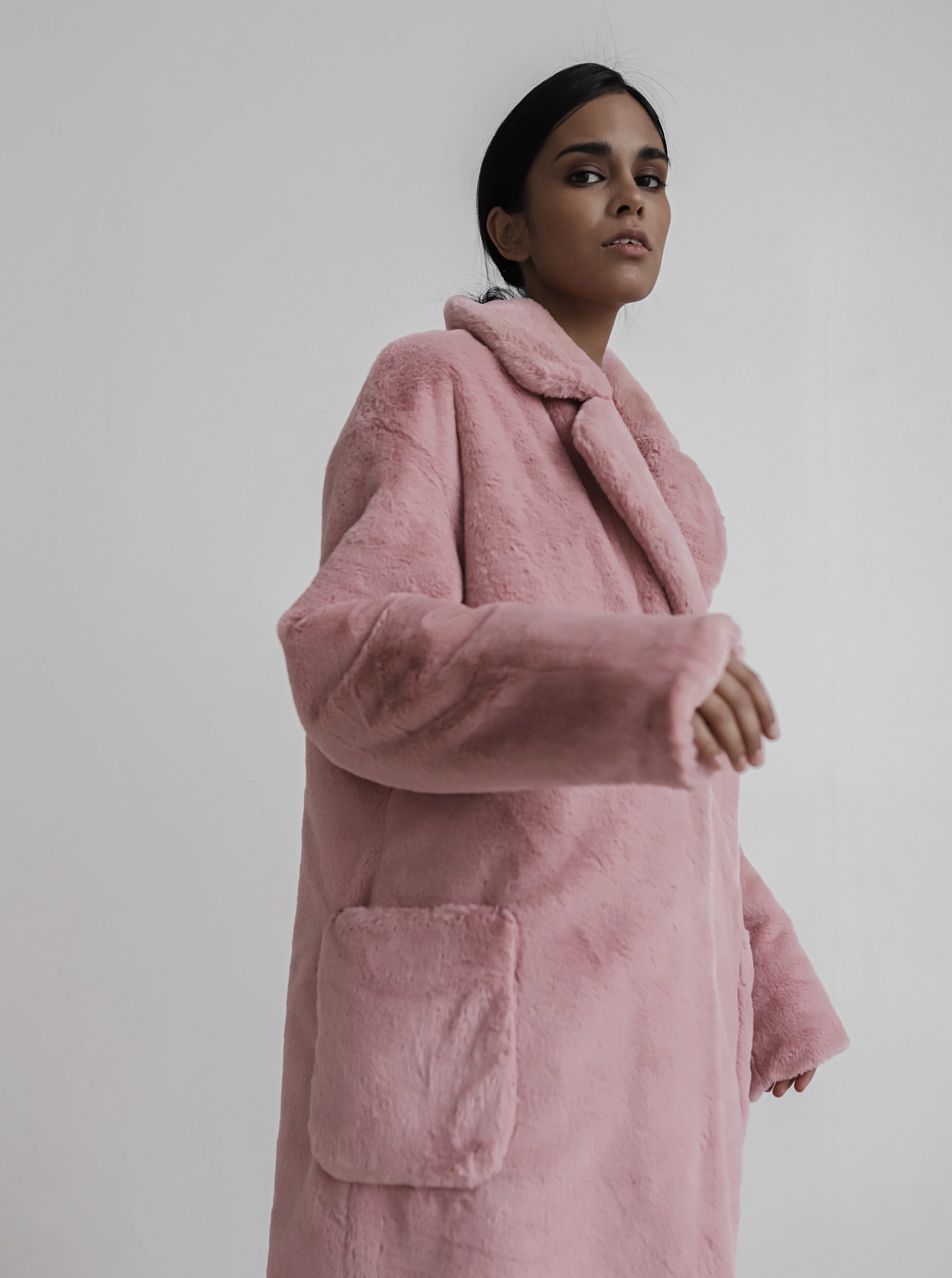 Меховое пальто с накладными карманами