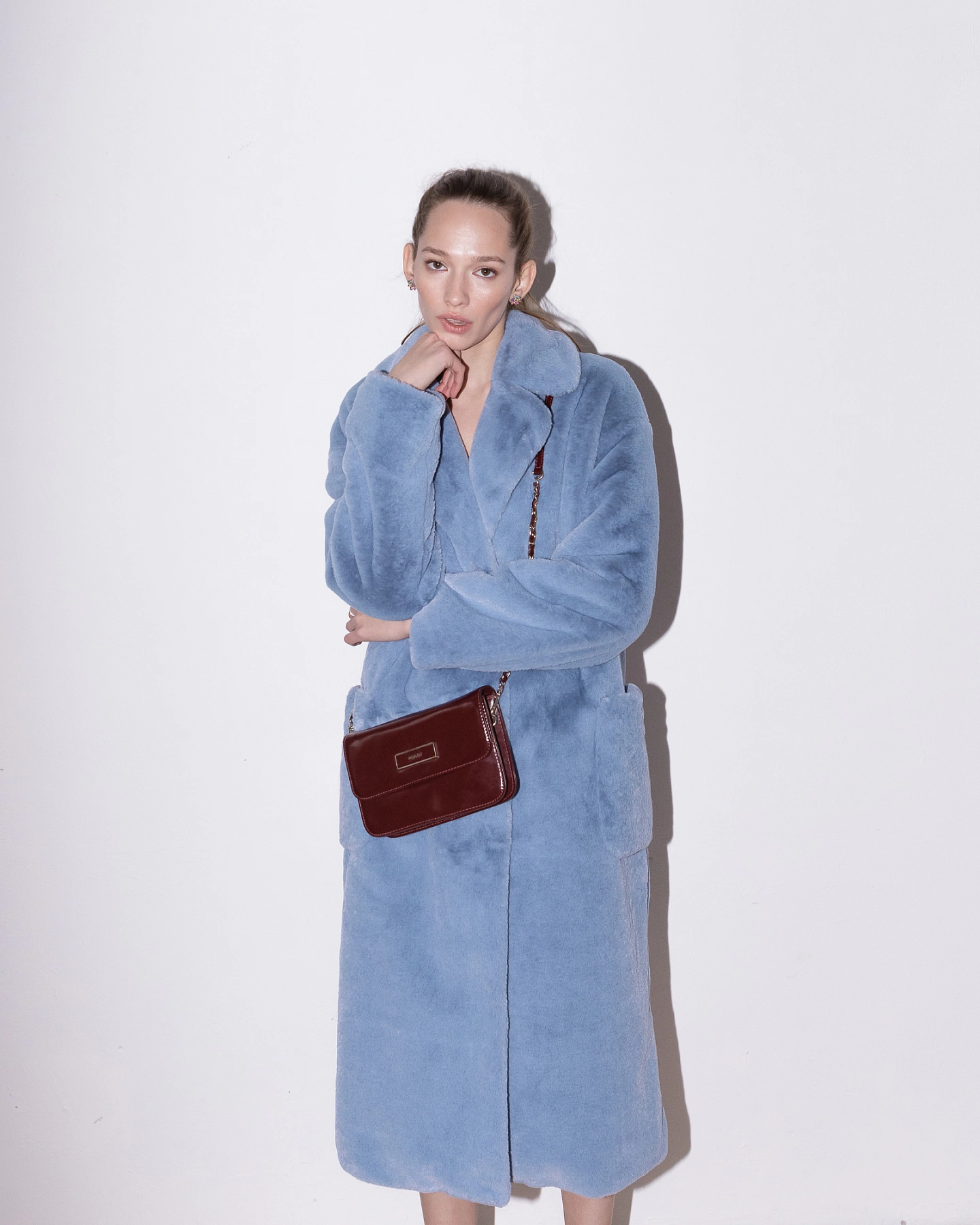 Меховое пальто с накладными карманами