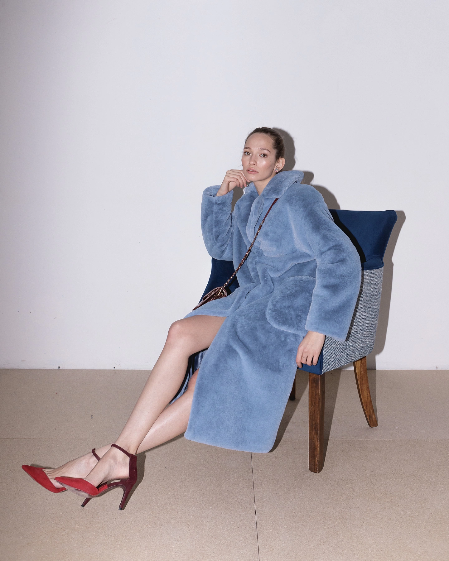 Меховое пальто с накладными карманами