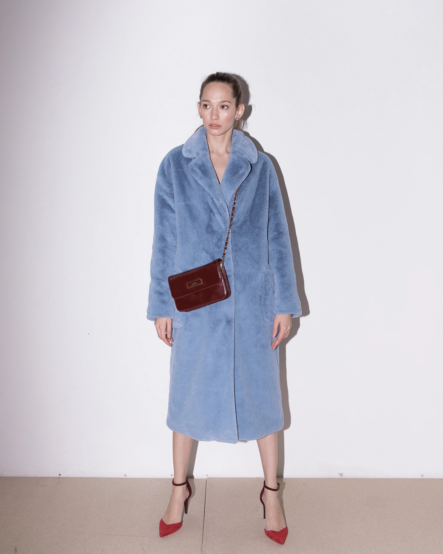 Меховое пальто с накладными карманами