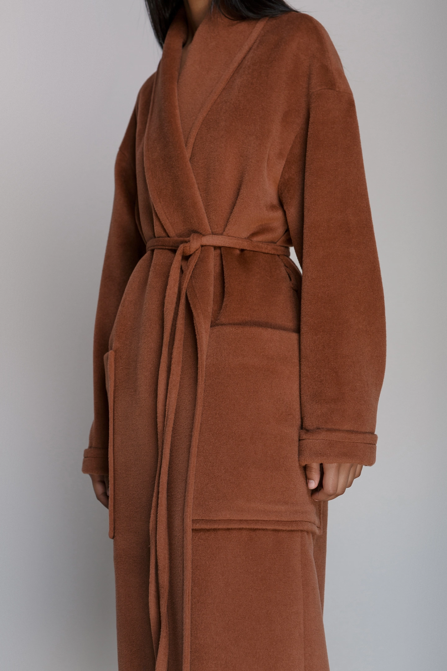 Пальто шаль со спущенным плечом