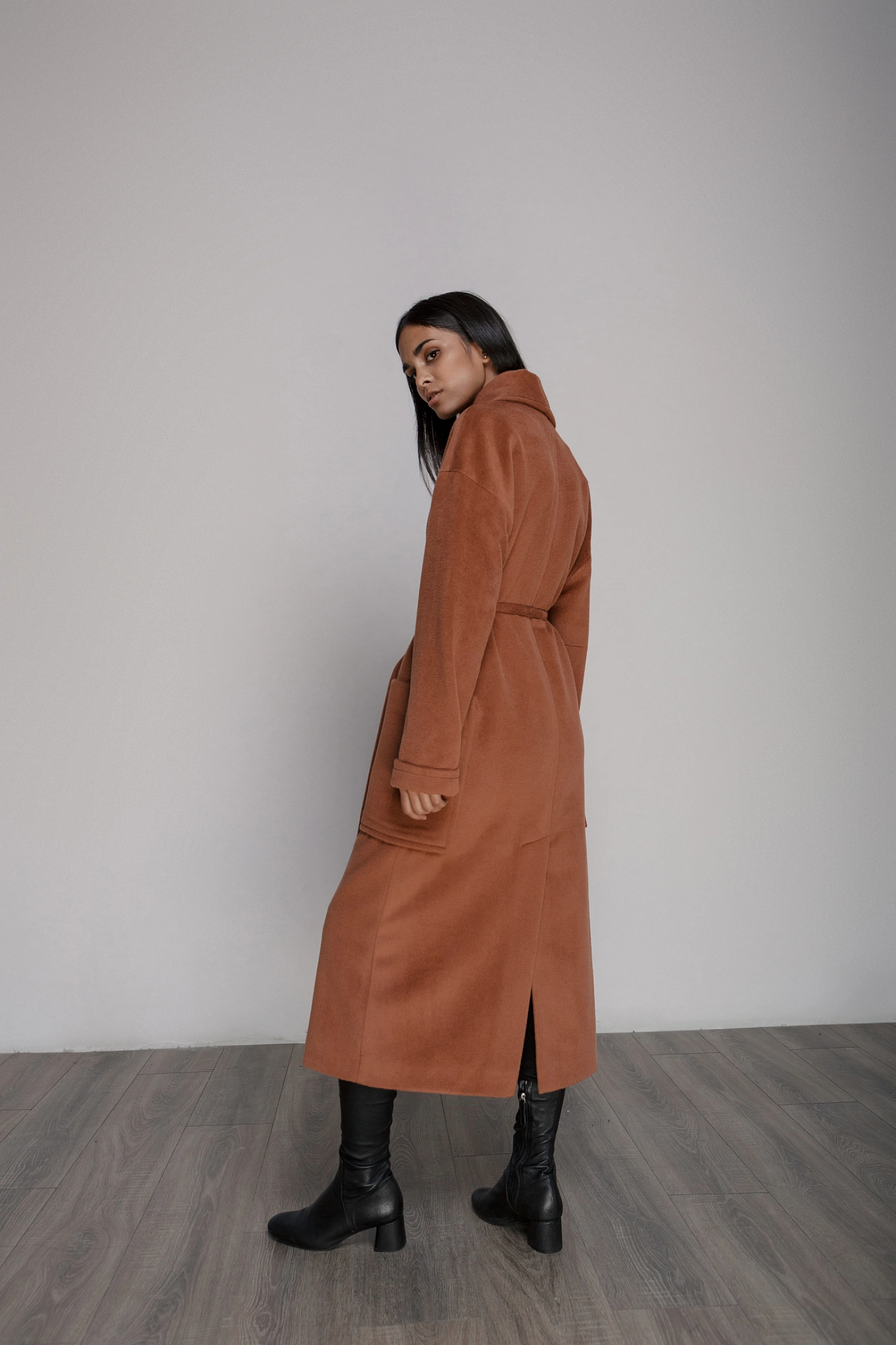 Пальто шаль со спущенным плечом