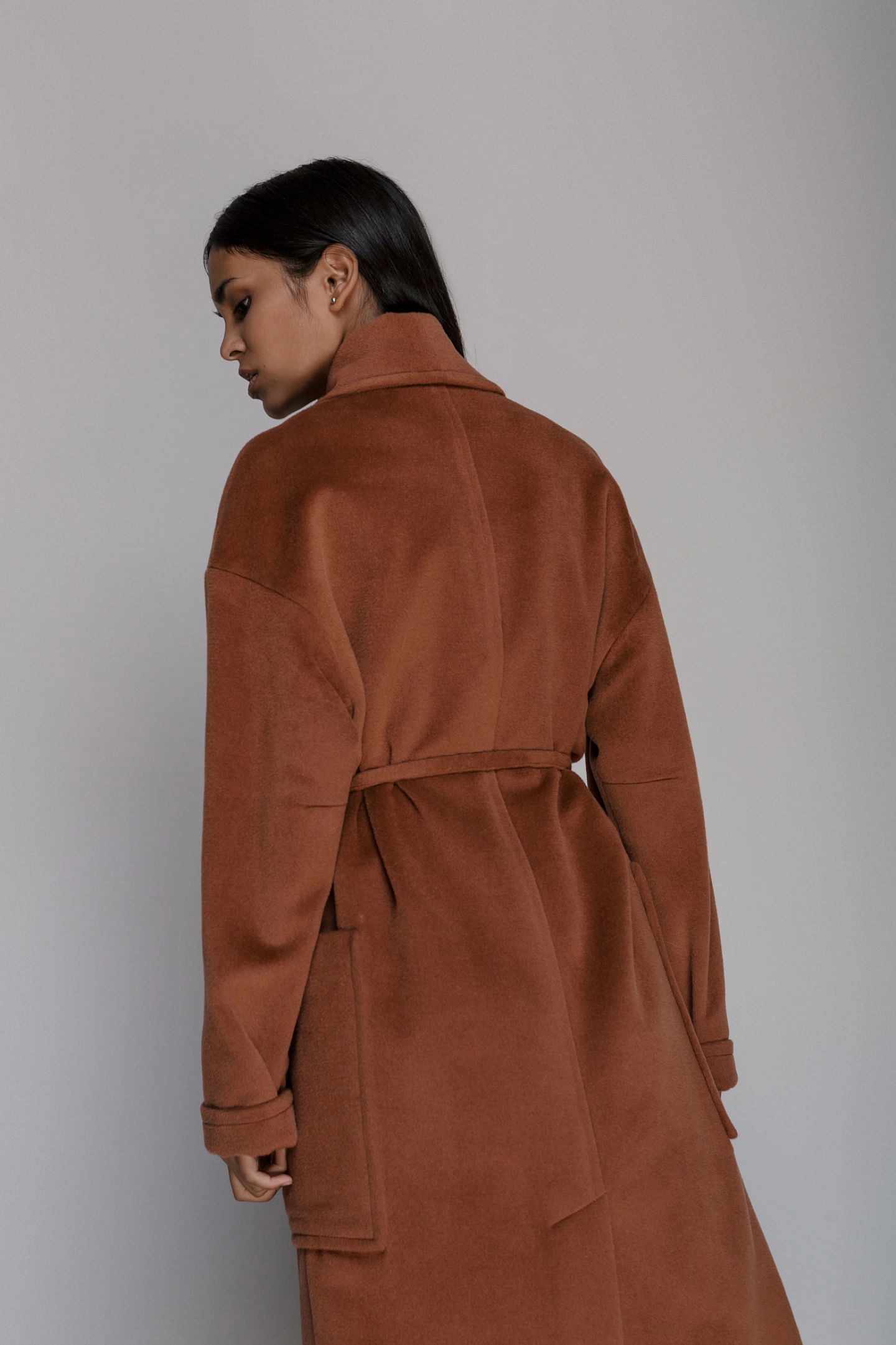 Пальто шаль со спущенным плечом