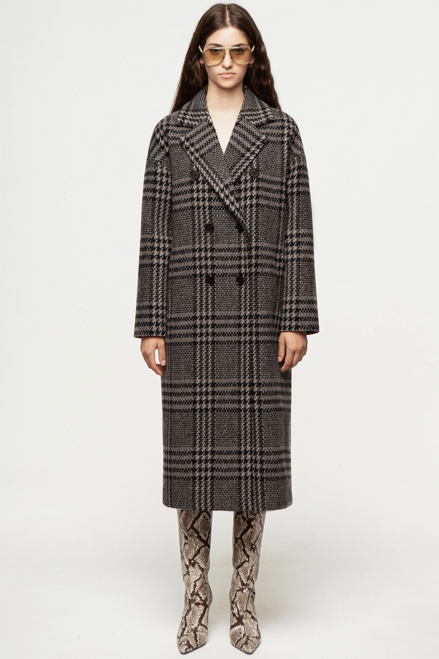 Пальто двубортное со спущенным плечом