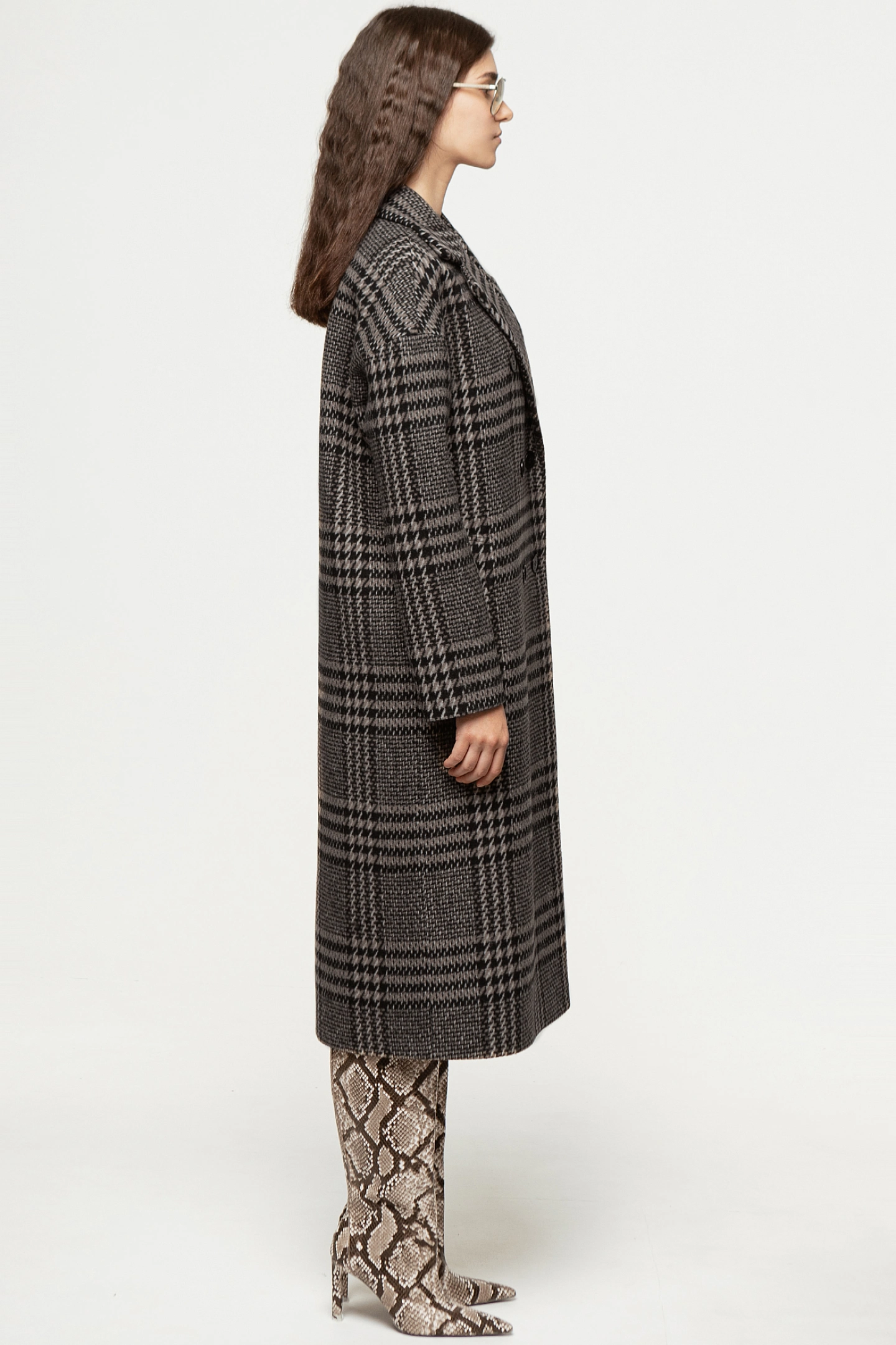 Пальто двубортное со спущенным плечом