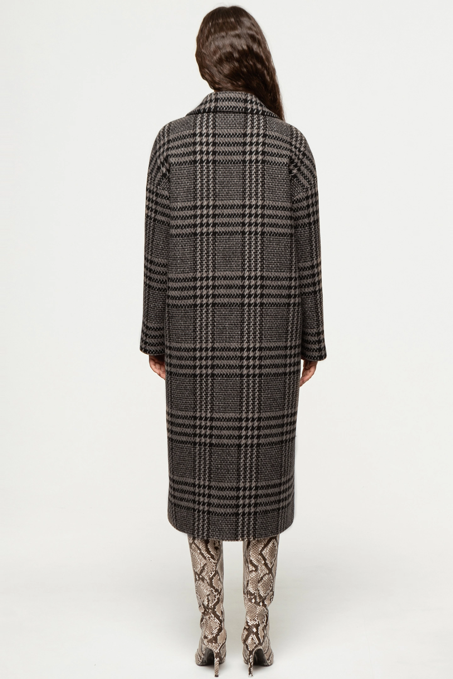 Пальто двубортное со спущенным плечом