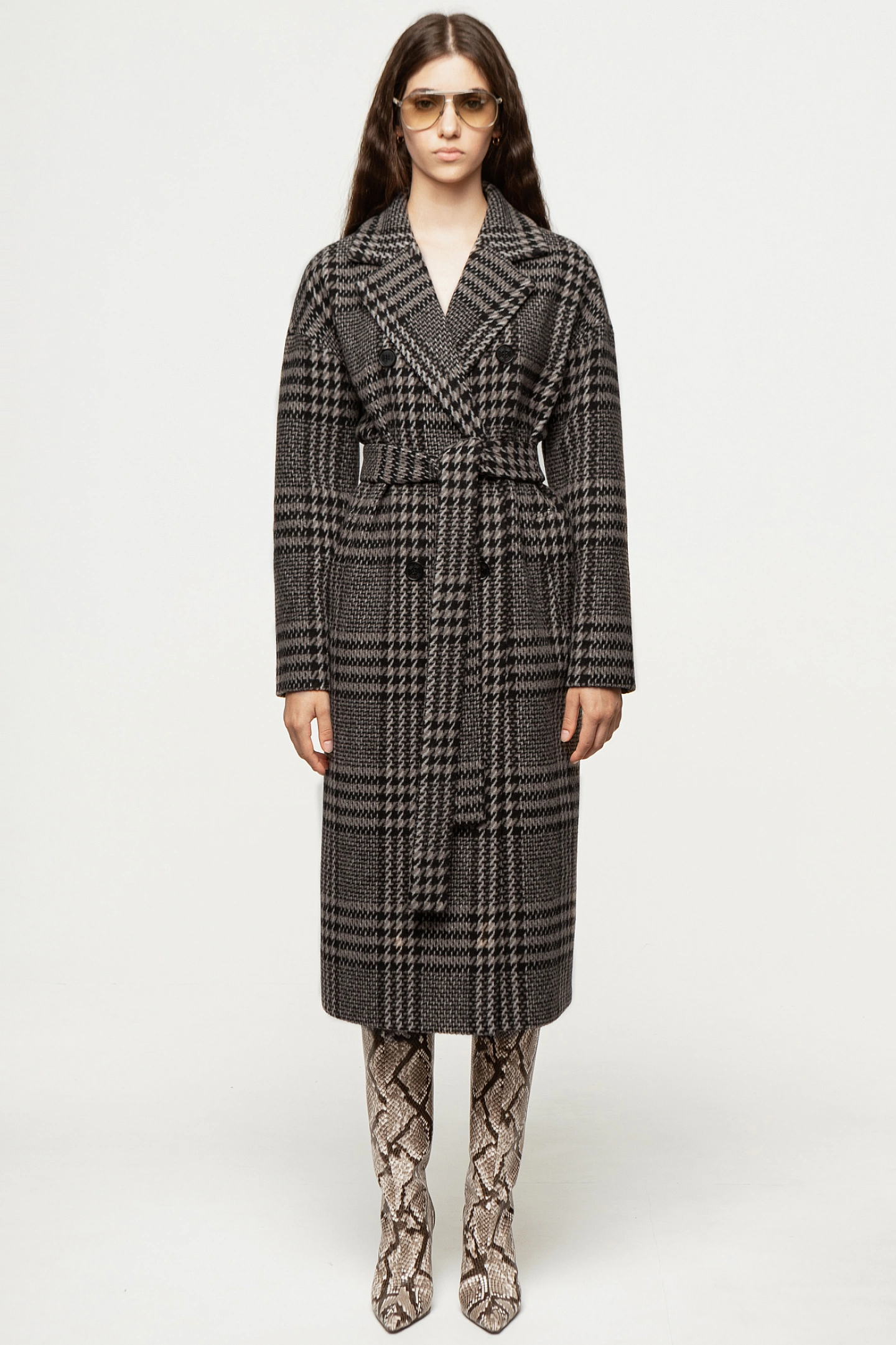 Пальто двубортное со спущенным плечом