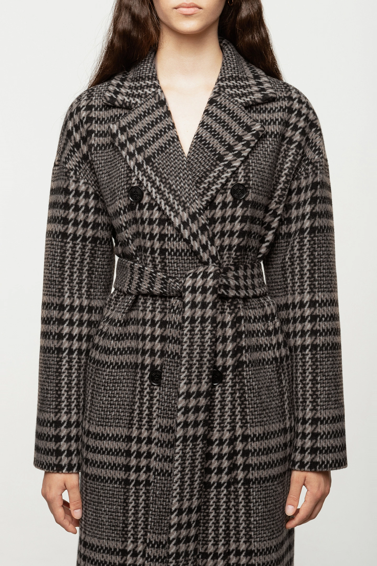 Пальто двубортное со спущенным плечом