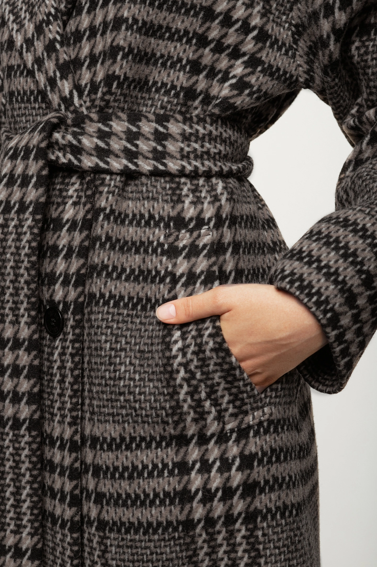 Пальто двубортное со спущенным плечом