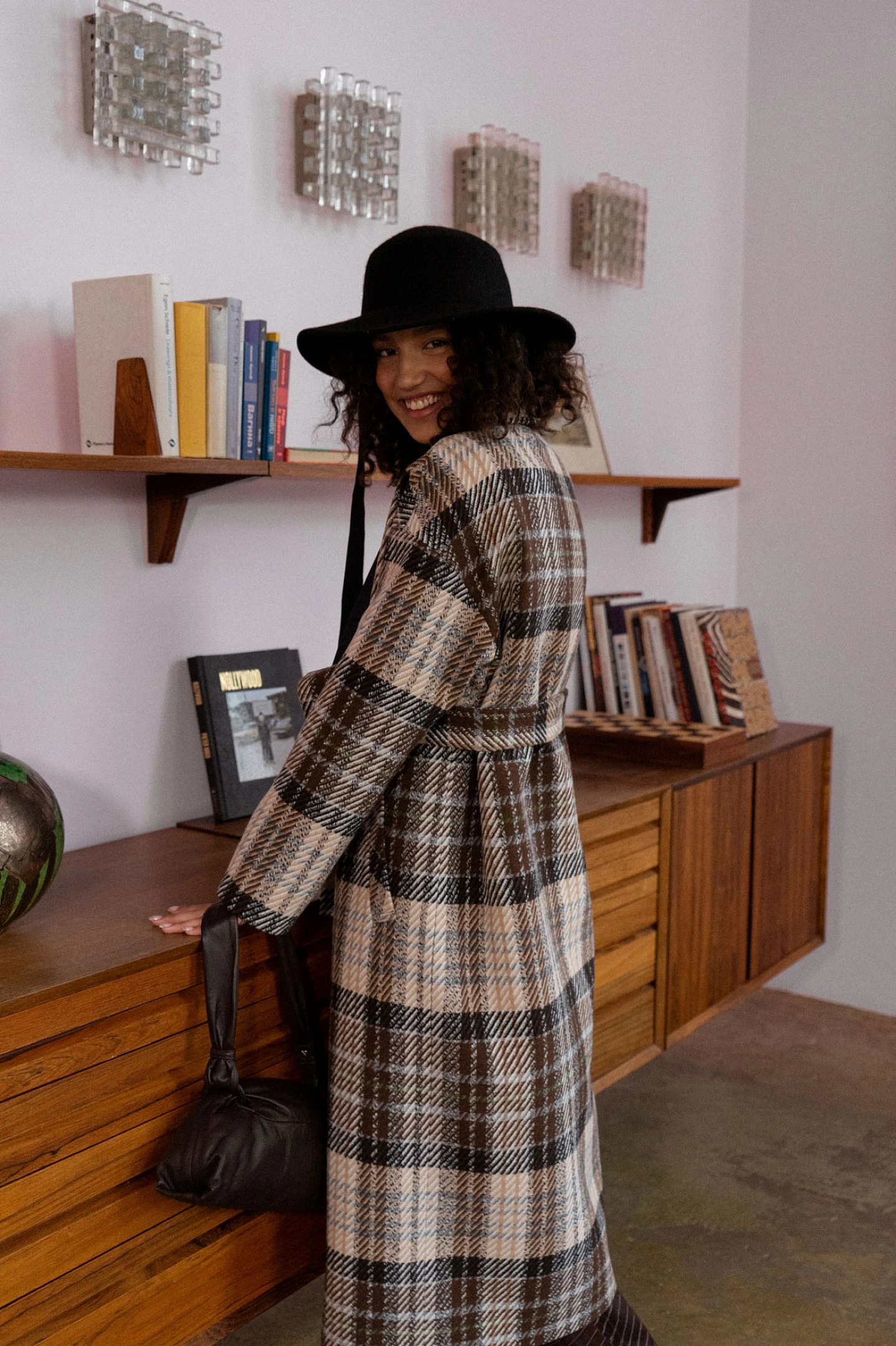 Пальто двубортное со спущенным плечом