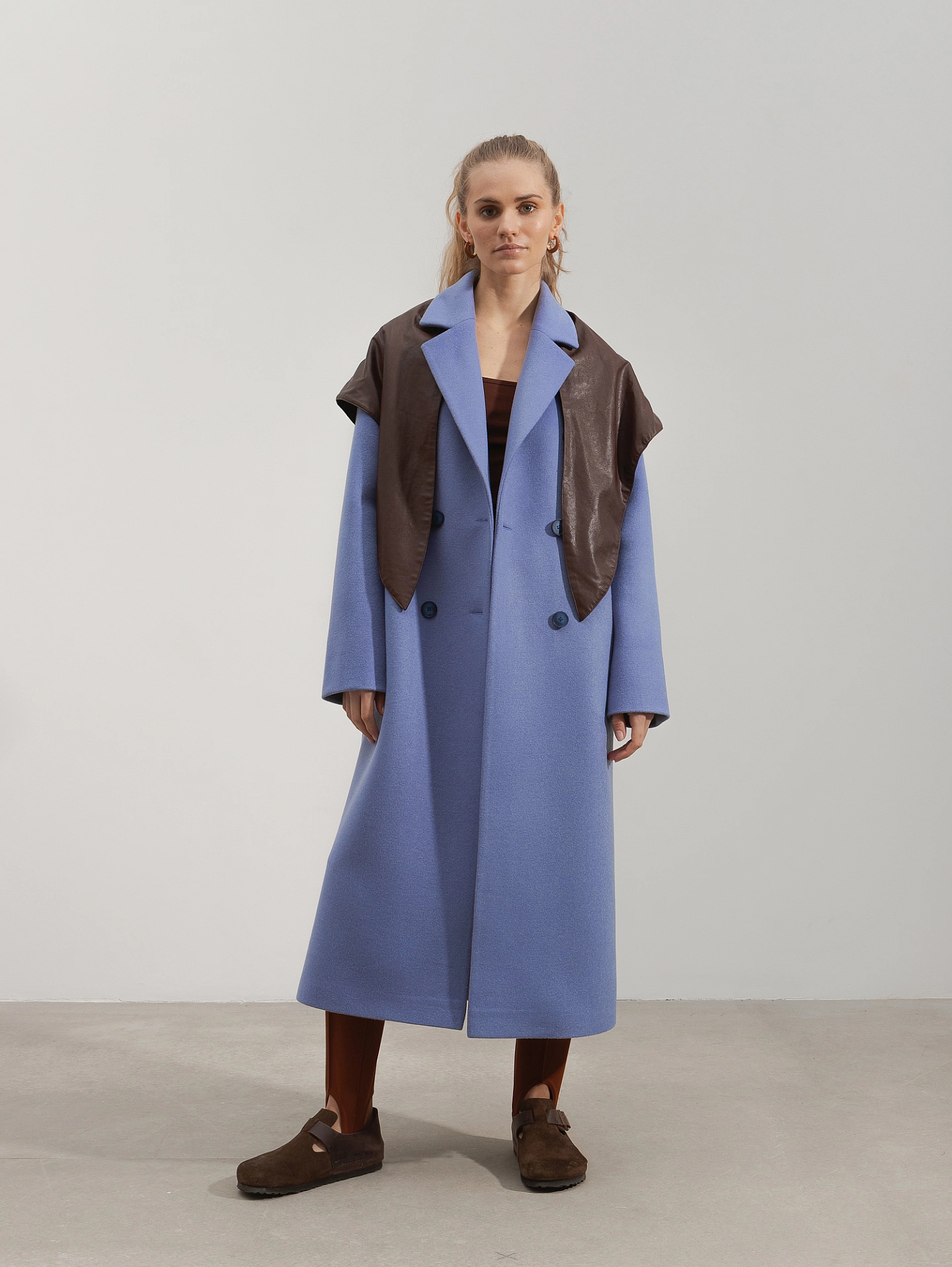 Пальто двубортное со спущенным плечом