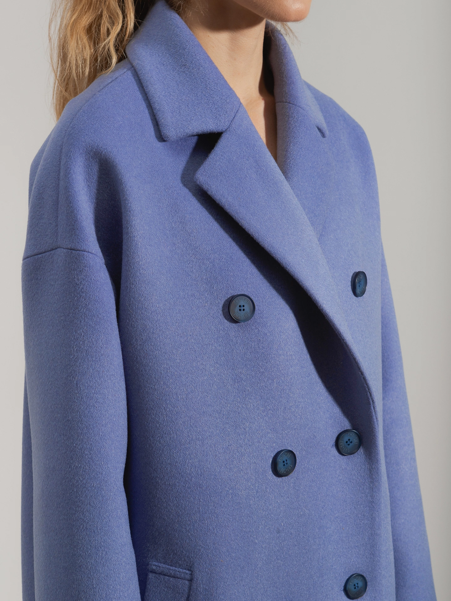 Пальто двубортное со спущенным плечом