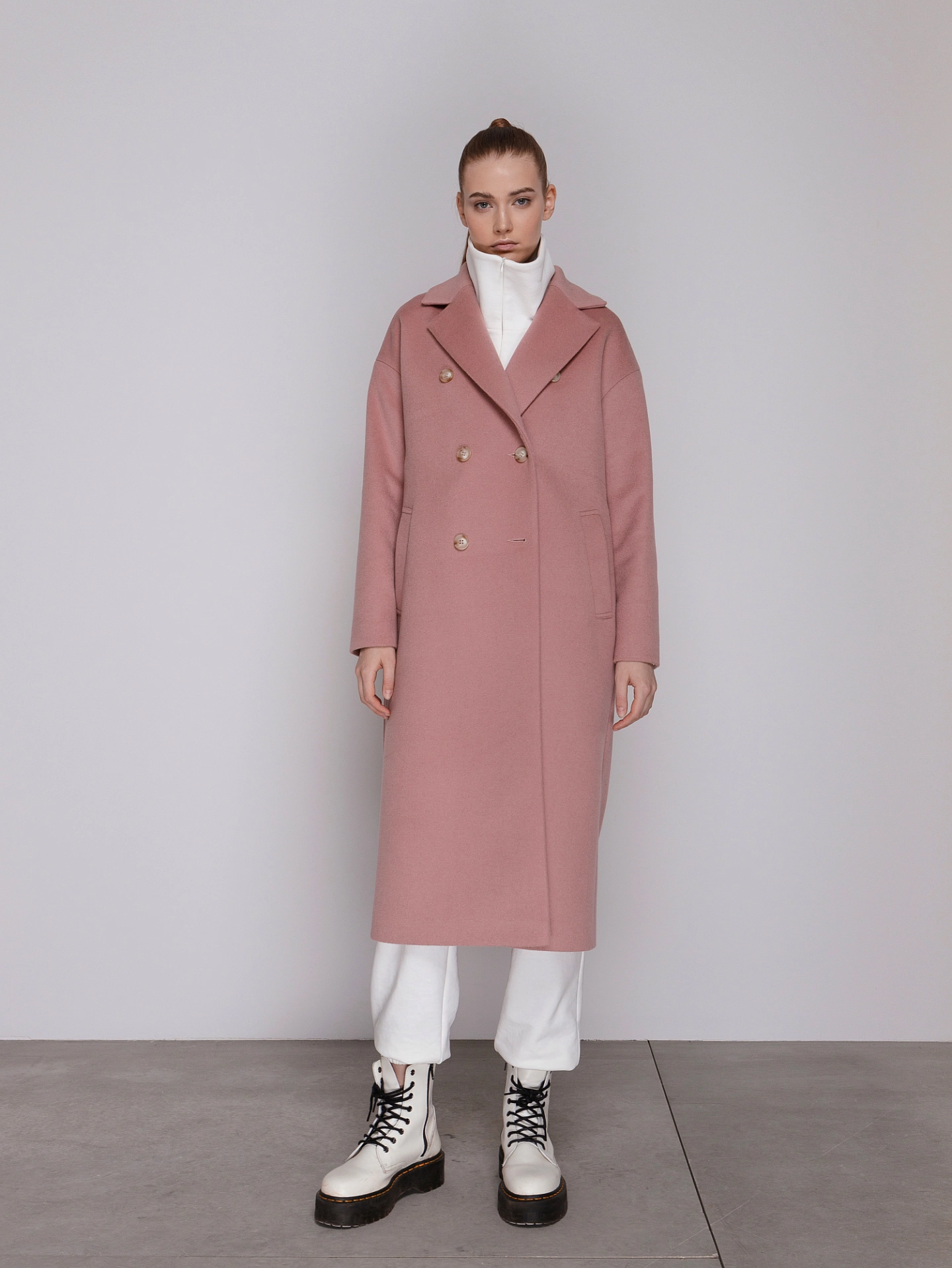 Пальто двубортное со спущенным плечом