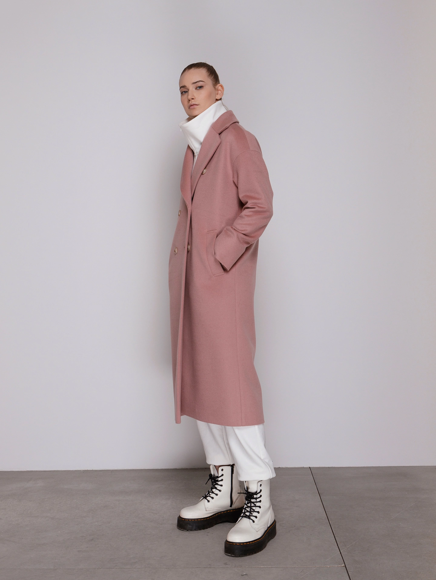 Пальто двубортное со спущенным плечом