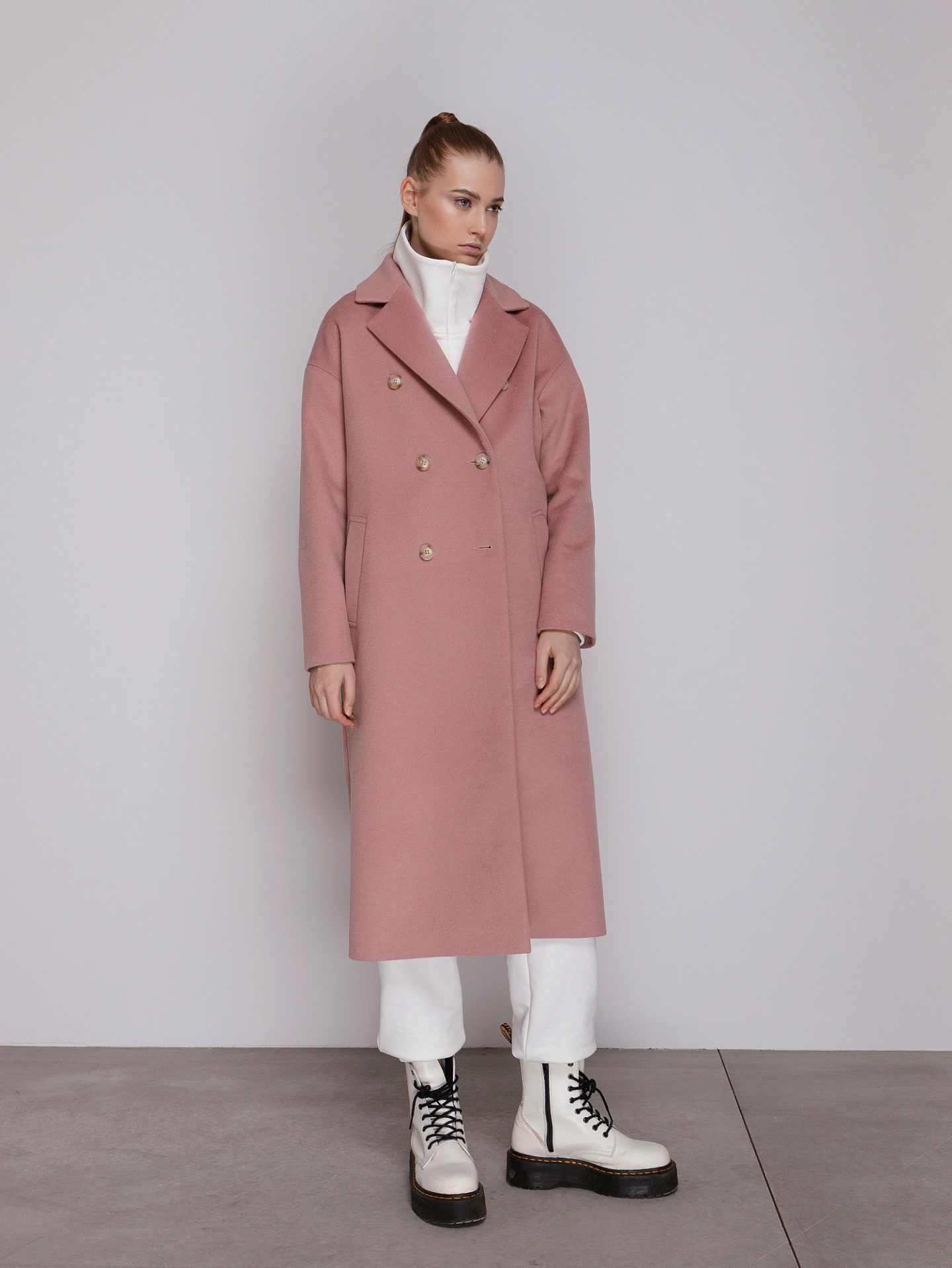 Пальто двубортное со спущенным плечом