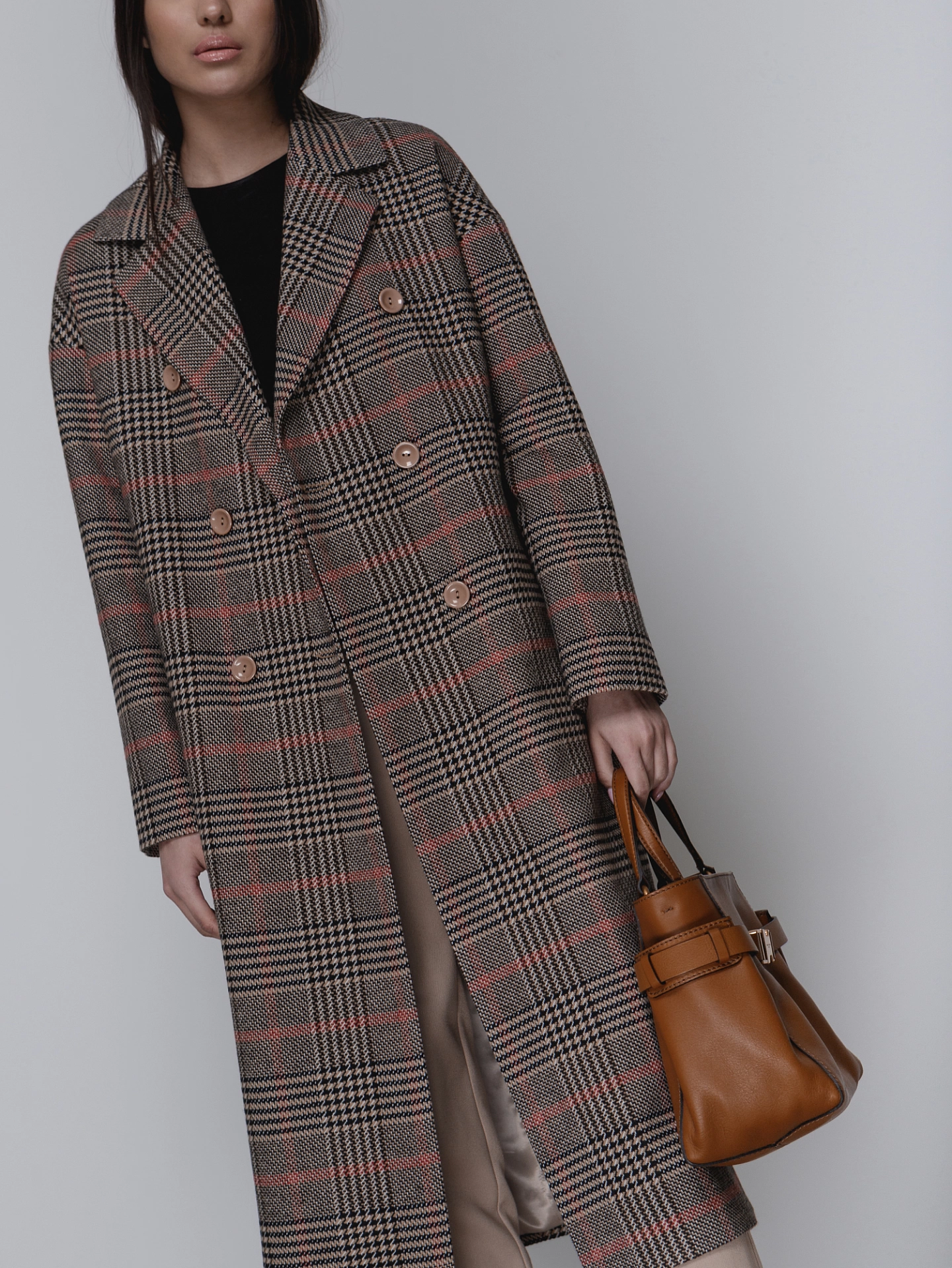 Пальто двубортное со спущенным плечом