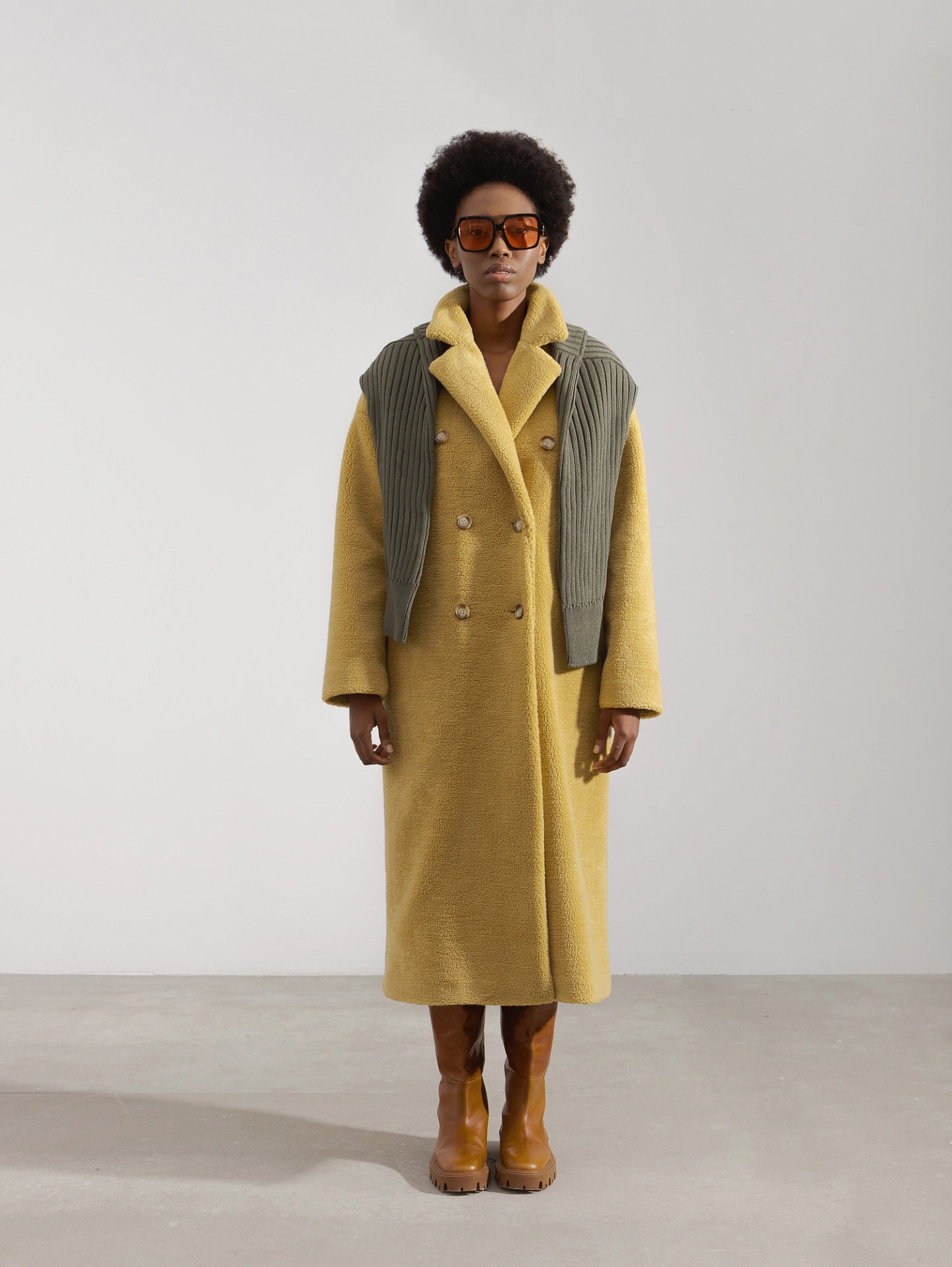 Пальто меховое со спущенным плечом двубортное