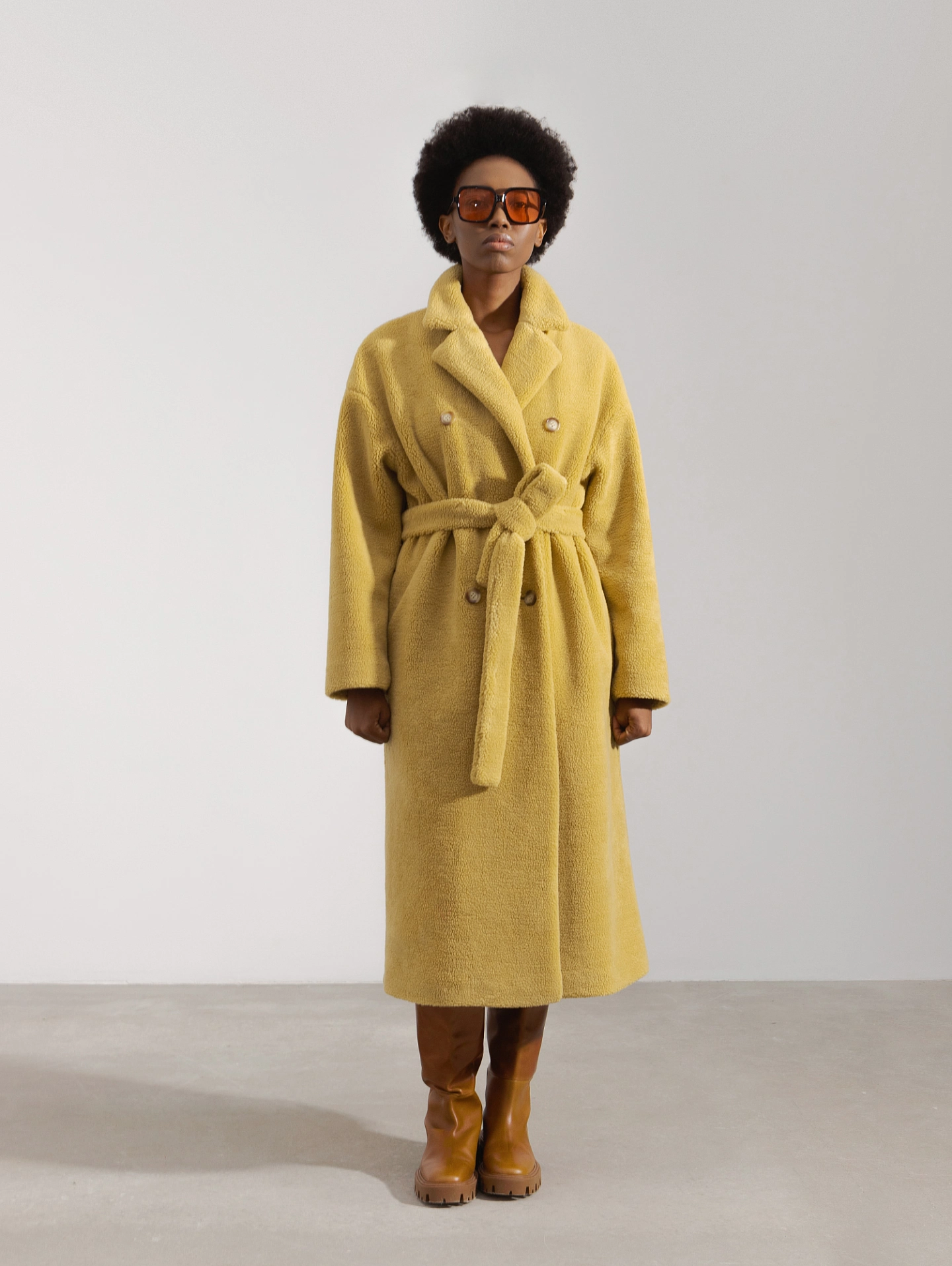 Пальто меховое со спущенным плечом двубортное