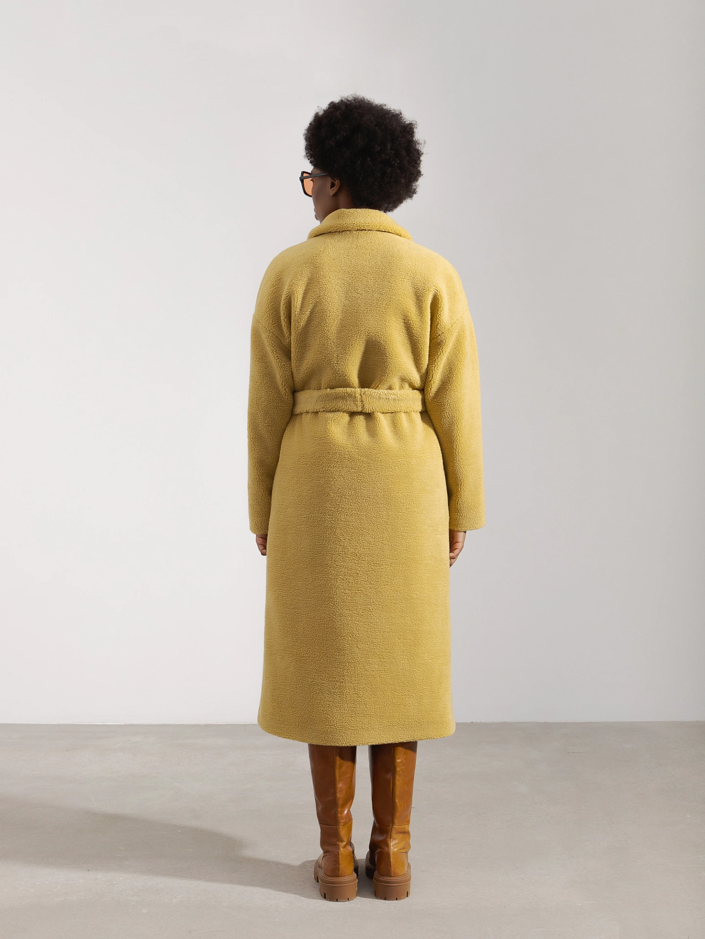 Пальто меховое со спущенным плечом двубортное