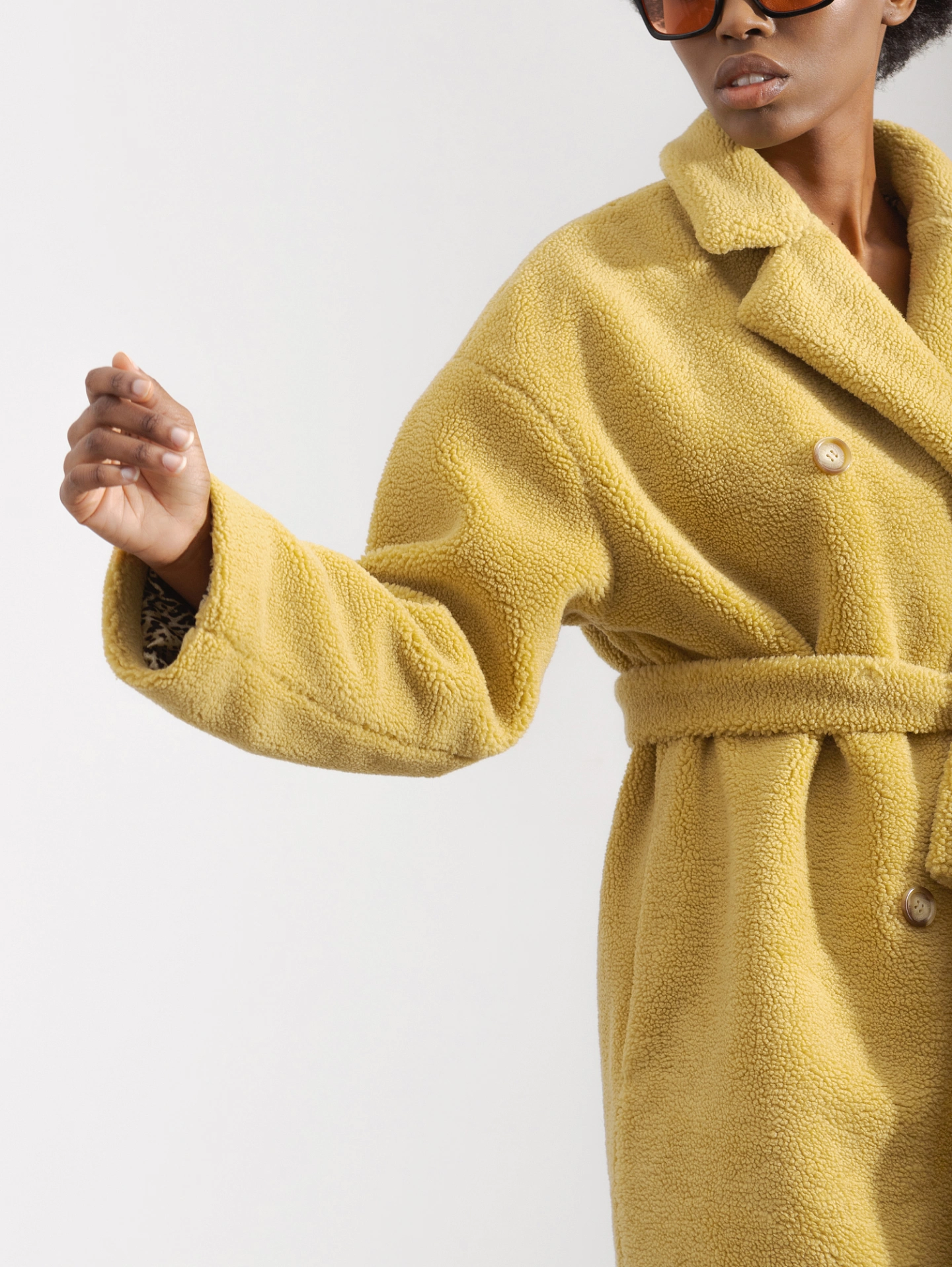 Пальто меховое со спущенным плечом двубортное