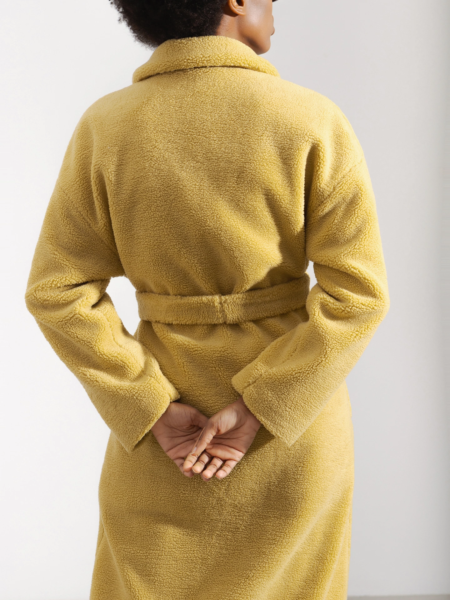 Пальто меховое со спущенным плечом двубортное