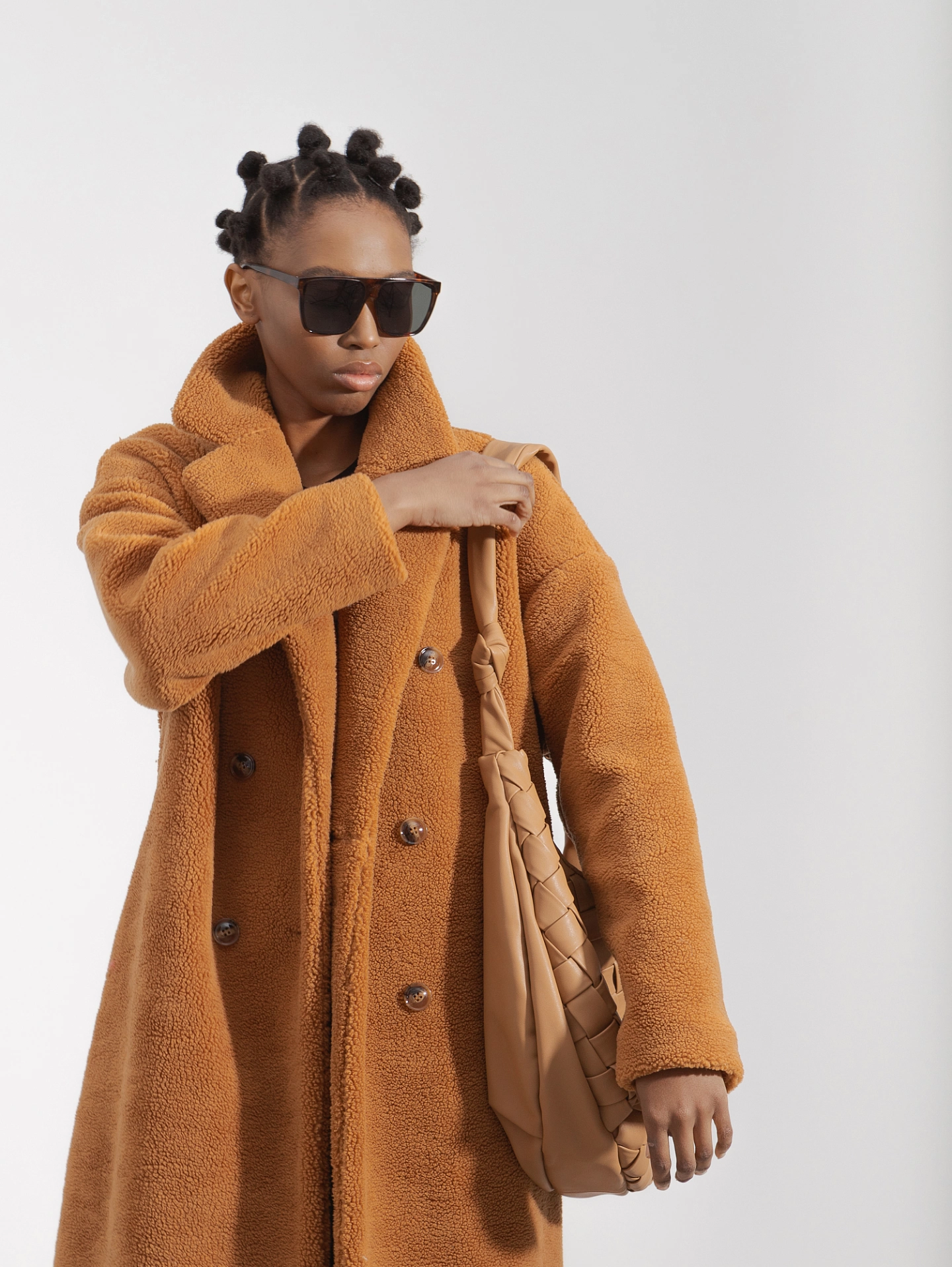 Пальто меховое со спущенным плечом двубортное