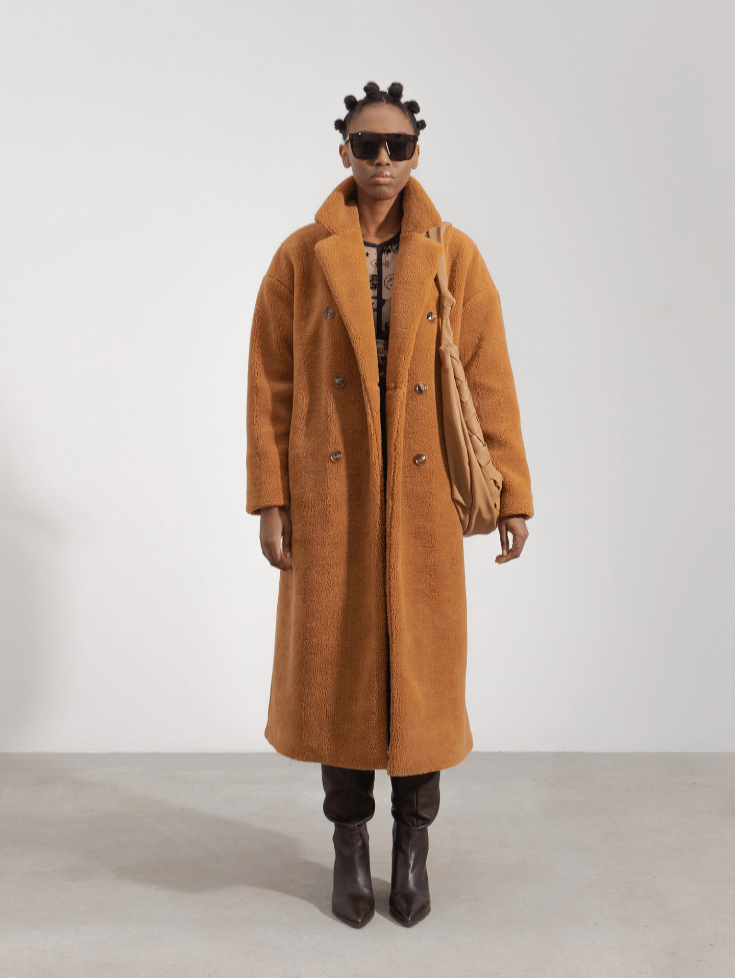 Пальто меховое со спущенным плечом двубортное