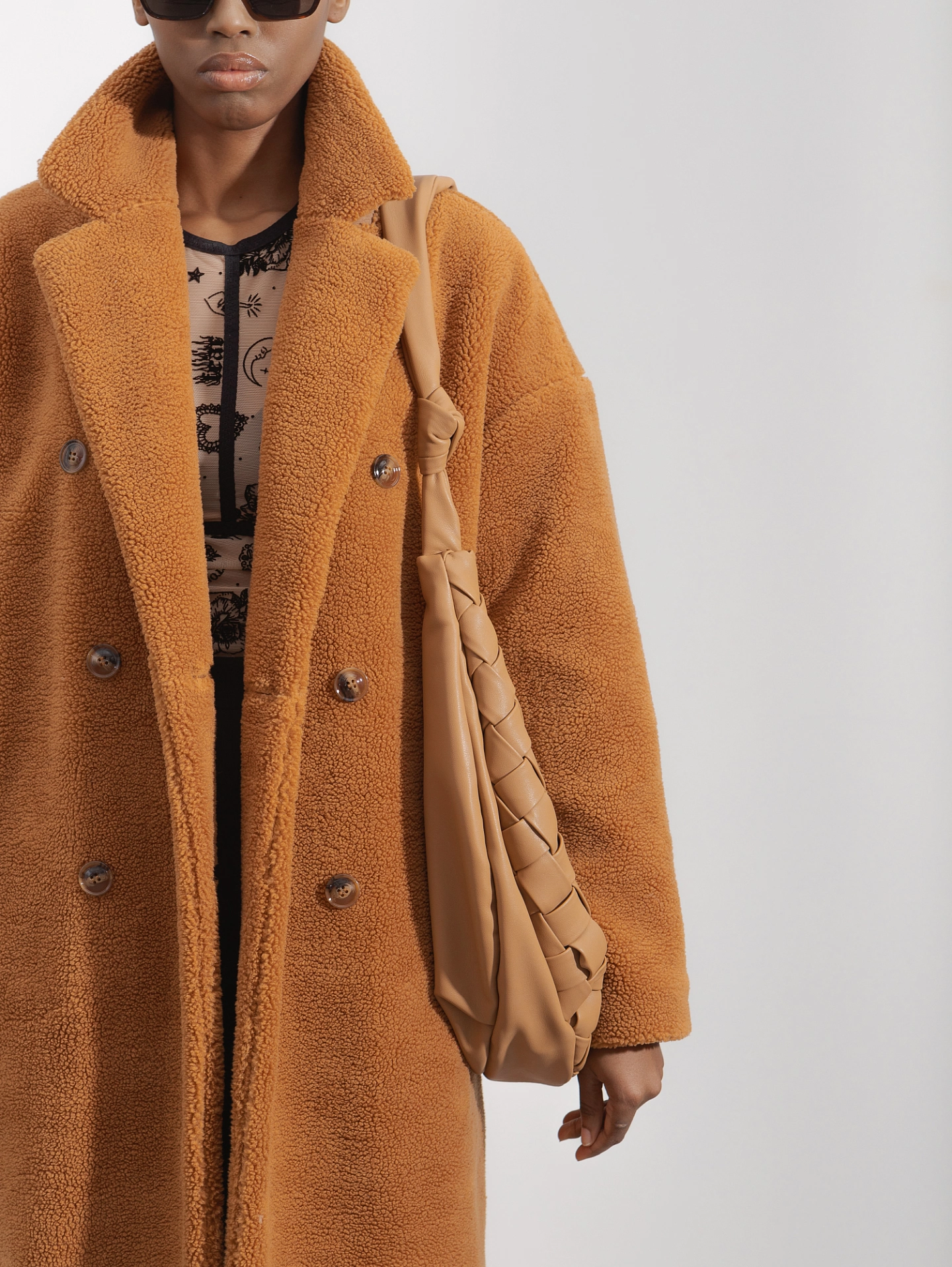 Пальто меховое со спущенным плечом двубортное