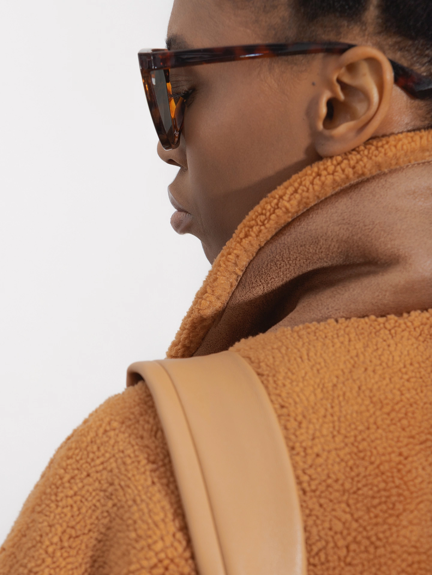 Пальто меховое со спущенным плечом двубортное