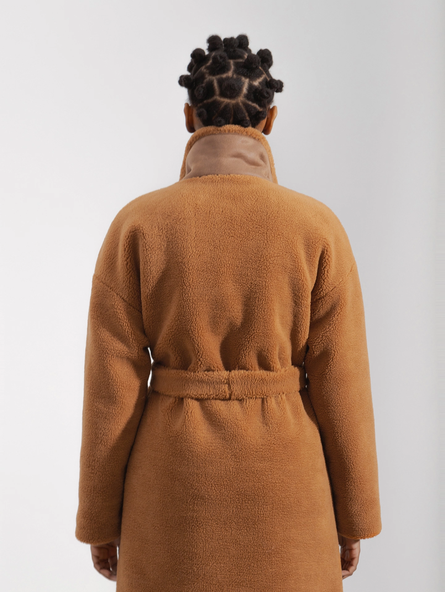 Пальто меховое со спущенным плечом двубортное