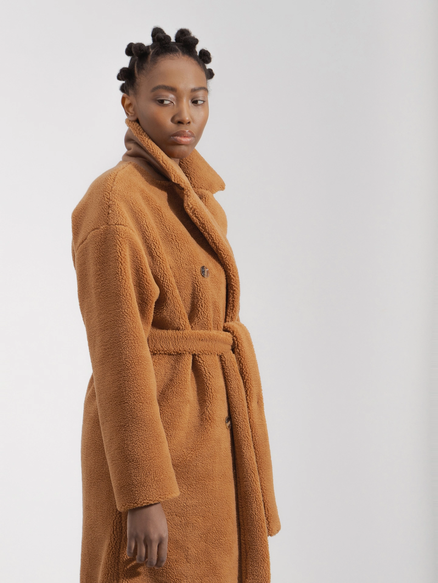 Пальто меховое со спущенным плечом двубортное