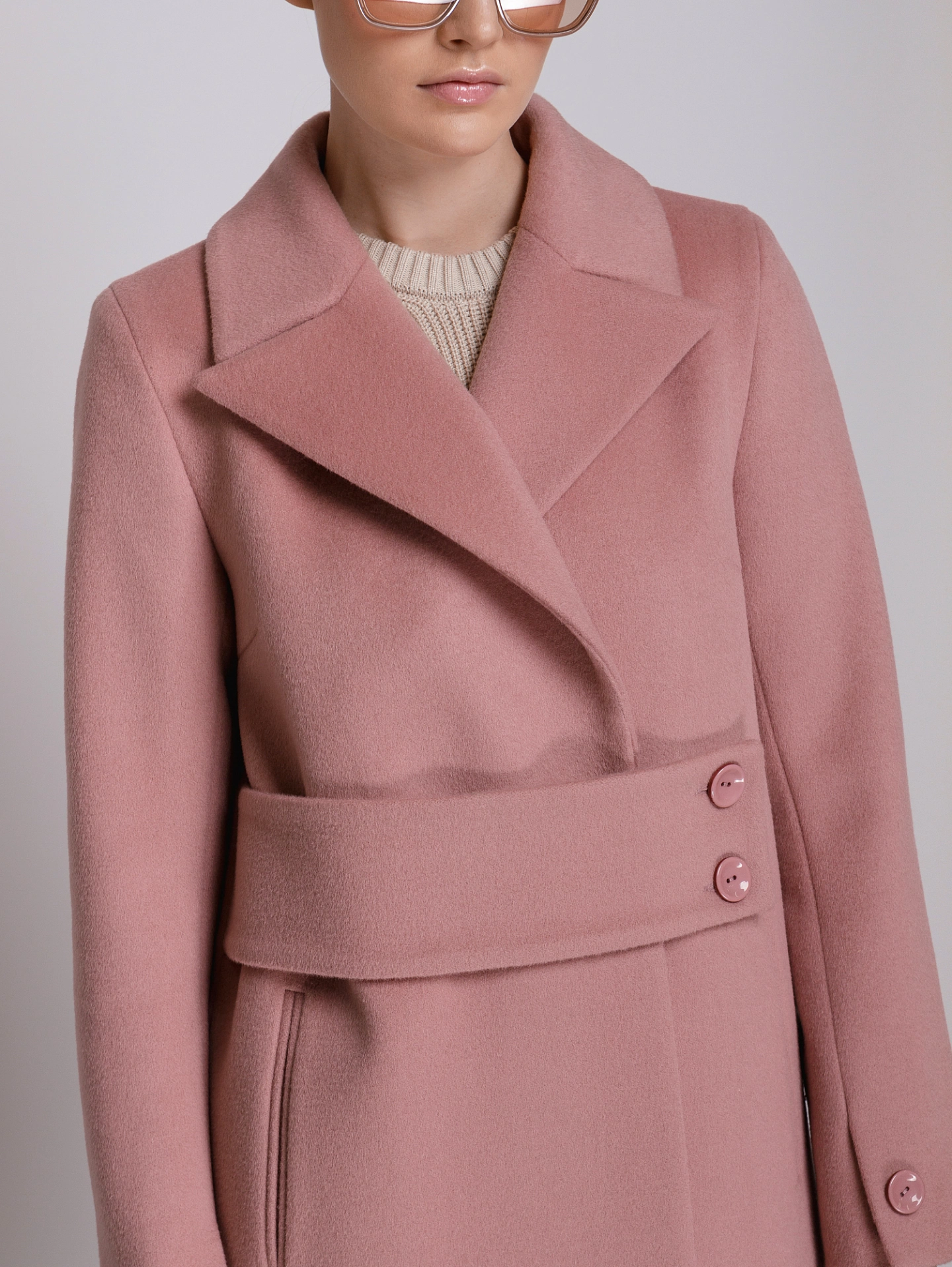 Пальто с асимметричным поясом