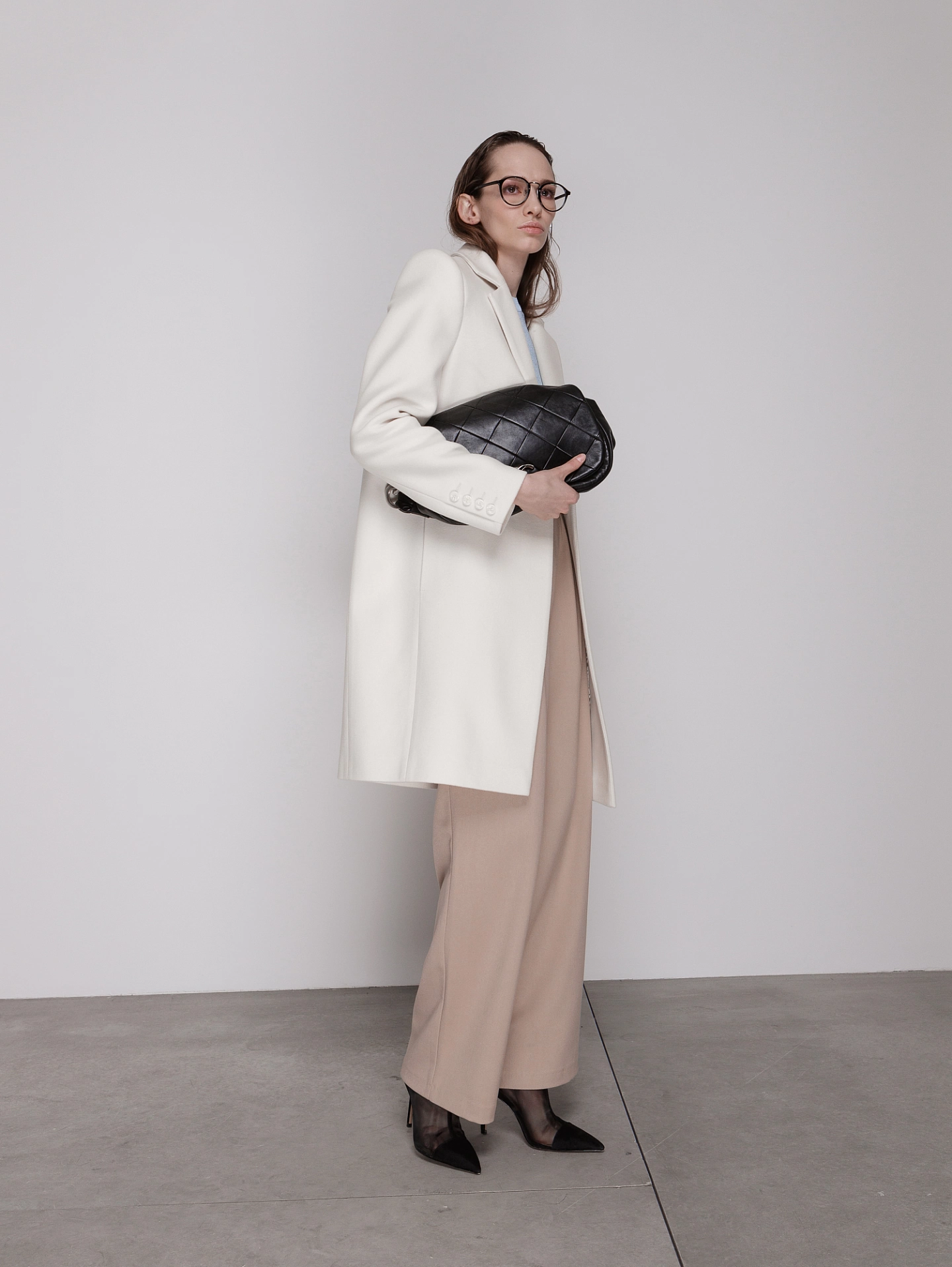 Пальто с акцентным плечом