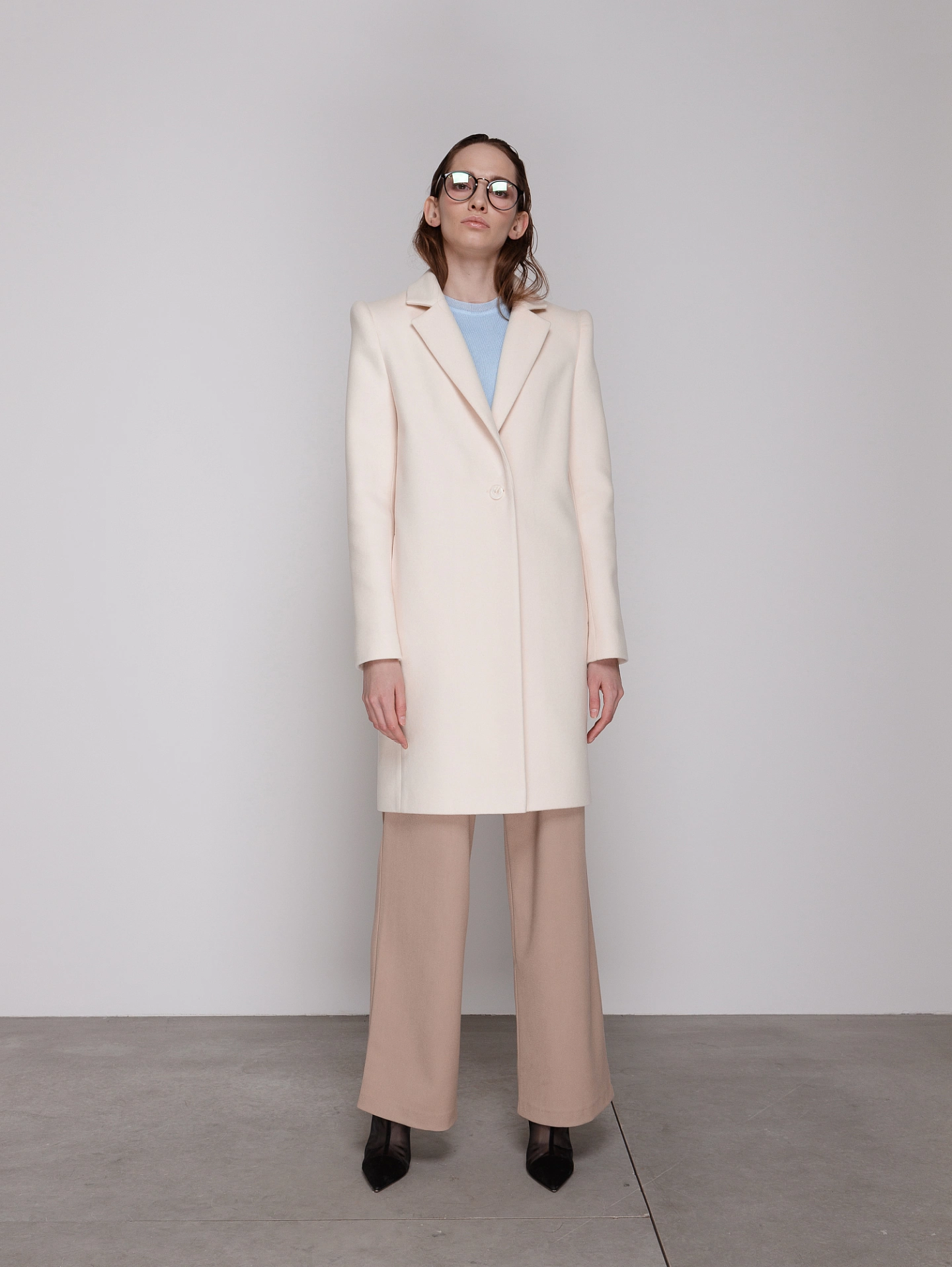 Пальто с акцентным плечом