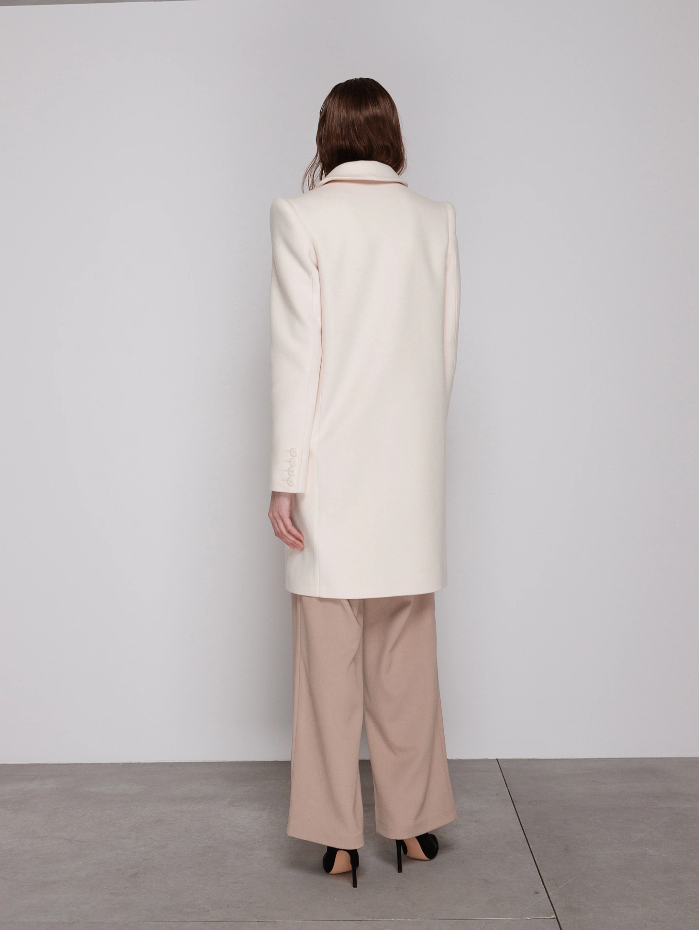 Пальто с акцентным плечом