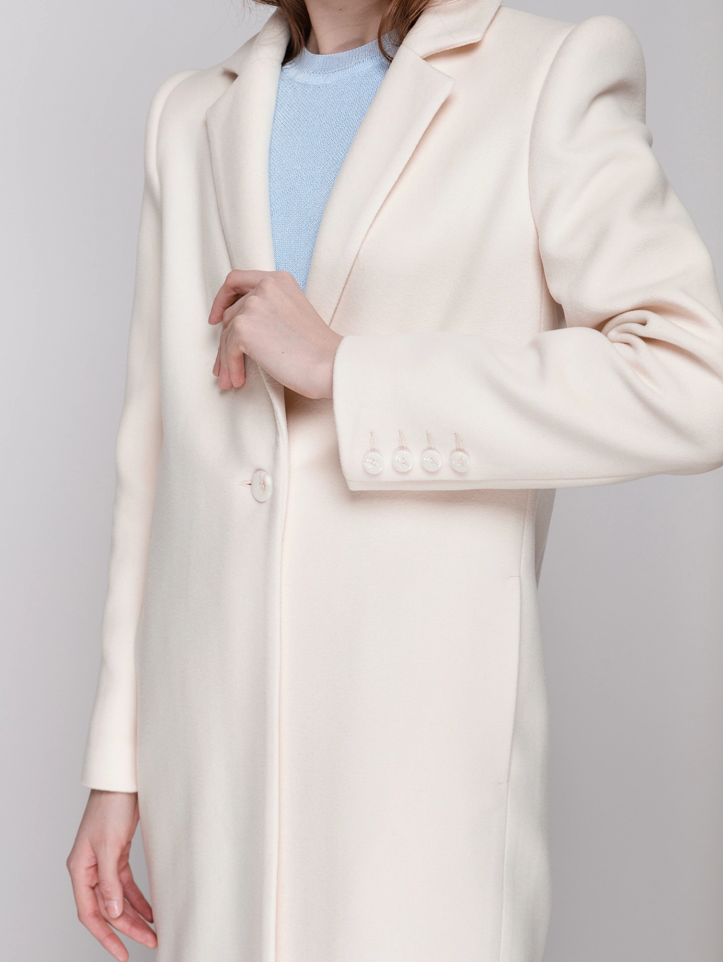 Пальто с акцентным плечом