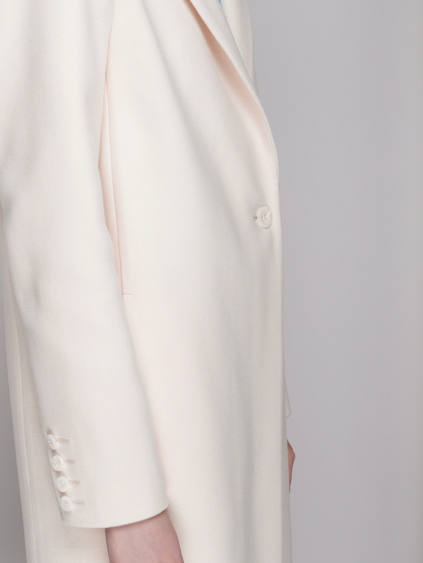 Пальто с акцентным плечом