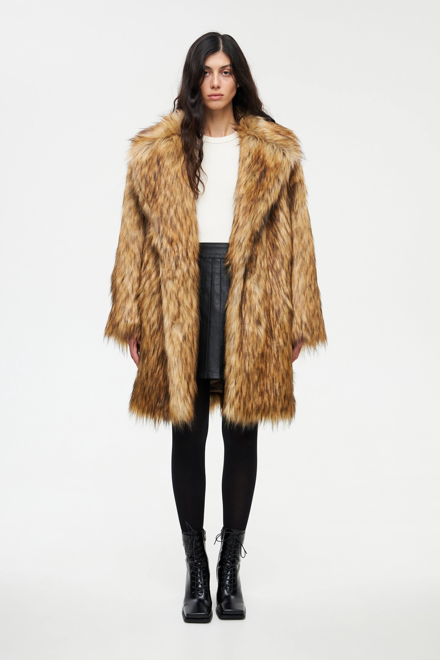 Пальто меховое двубортное со спущенным плечом