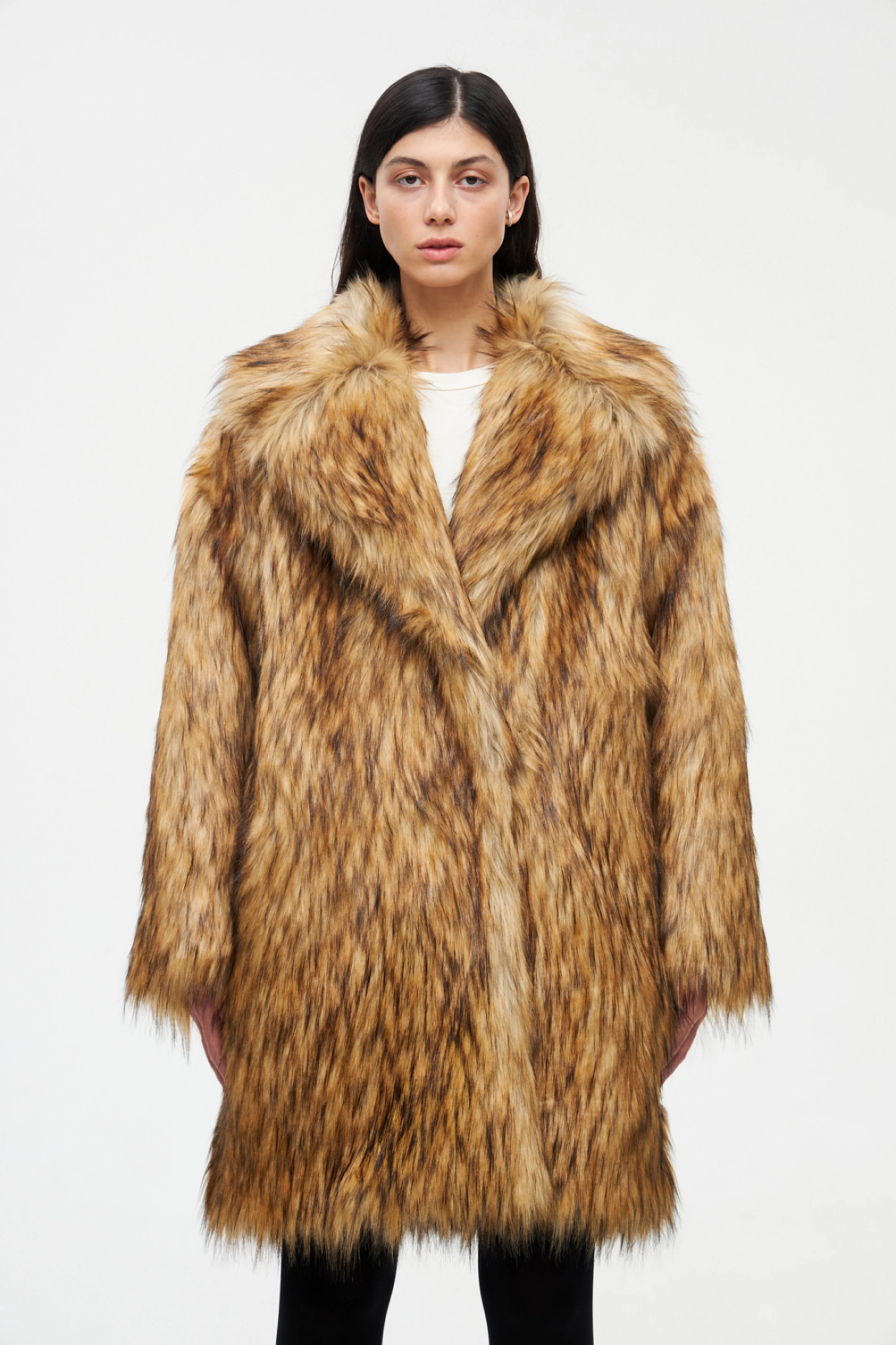 Пальто меховое двубортное со спущенным плечом