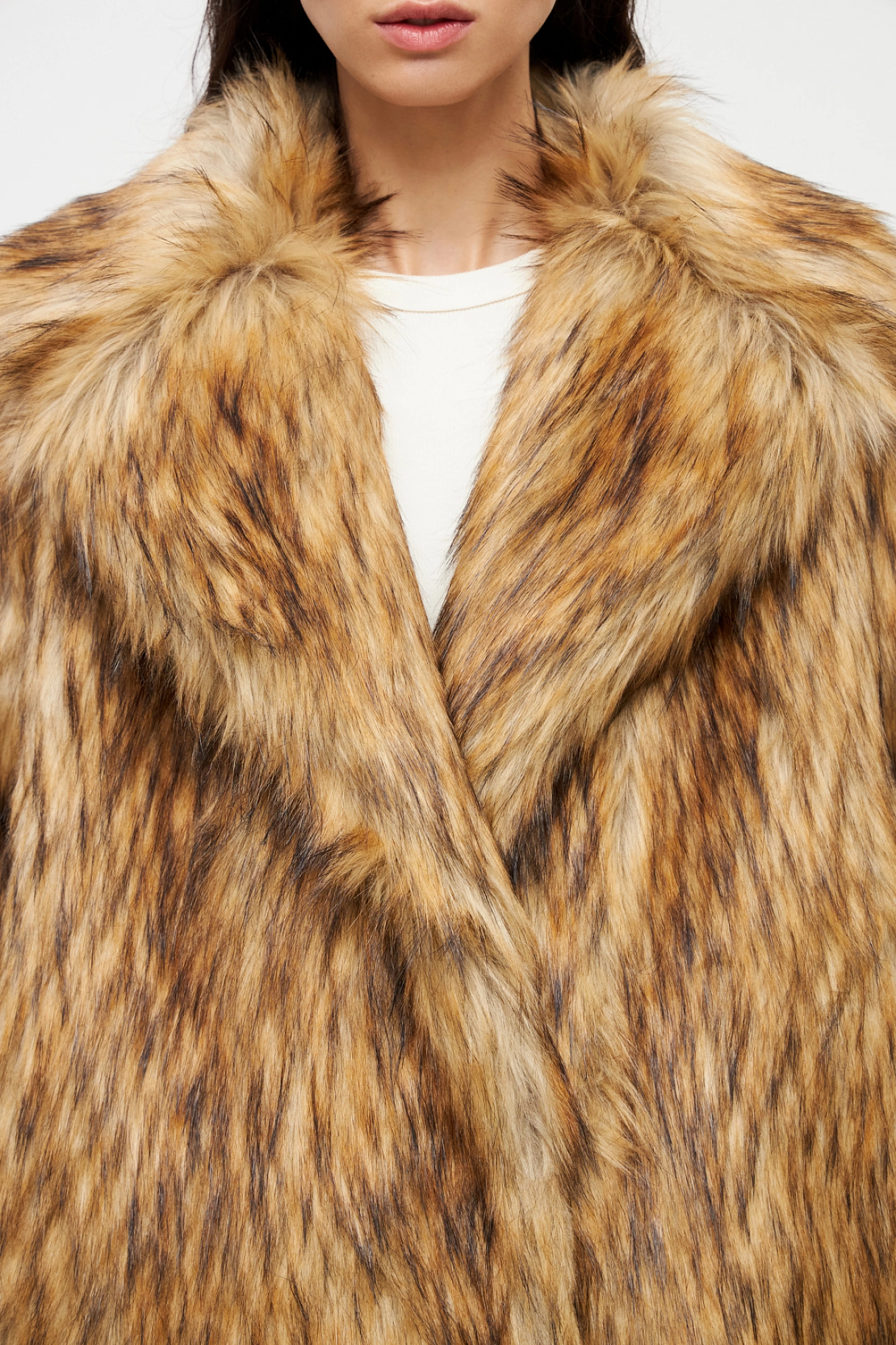 Пальто меховое двубортное со спущенным плечом