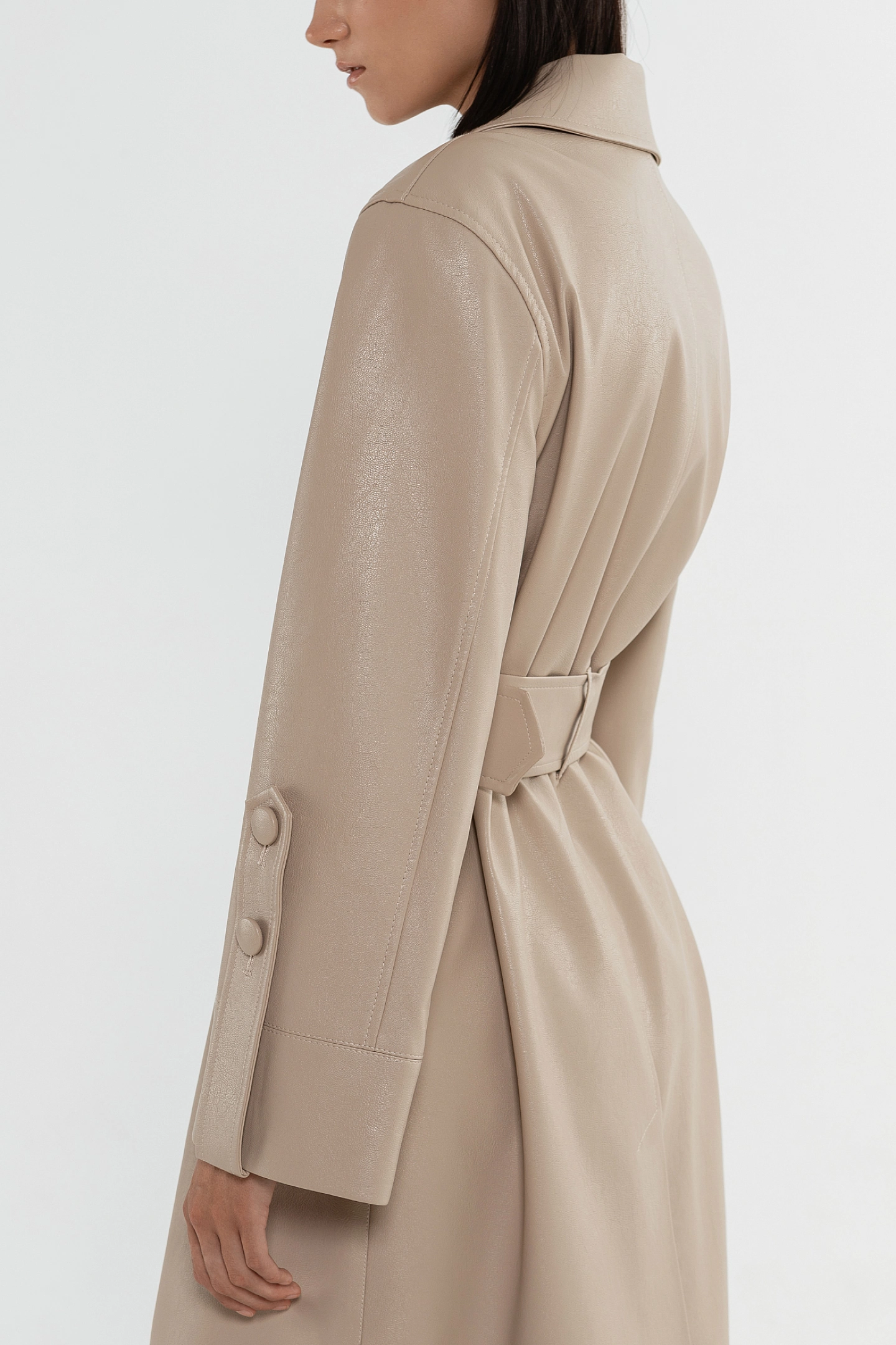 Тренч однобортный с патами на рукавах