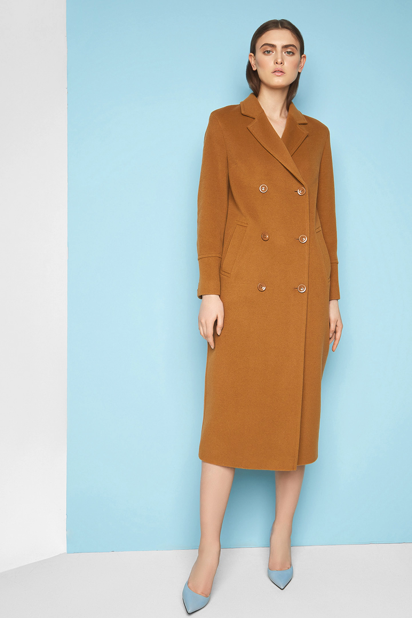 Пальто двубортное с узкими лацканами