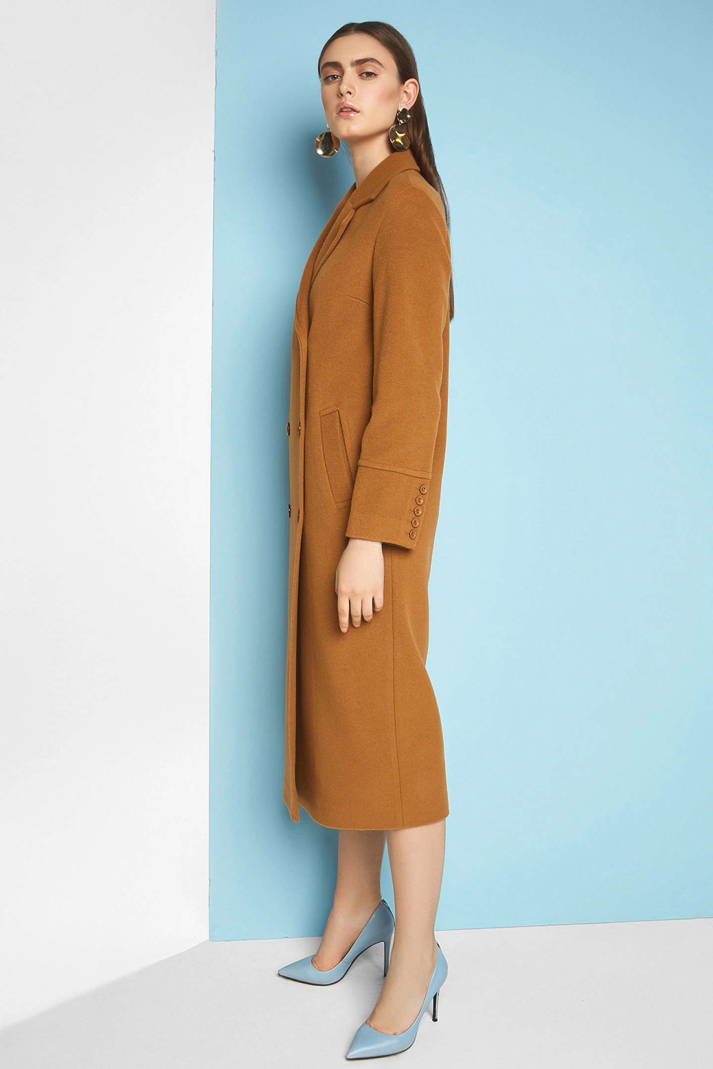 Пальто двубортное с узкими лацканами