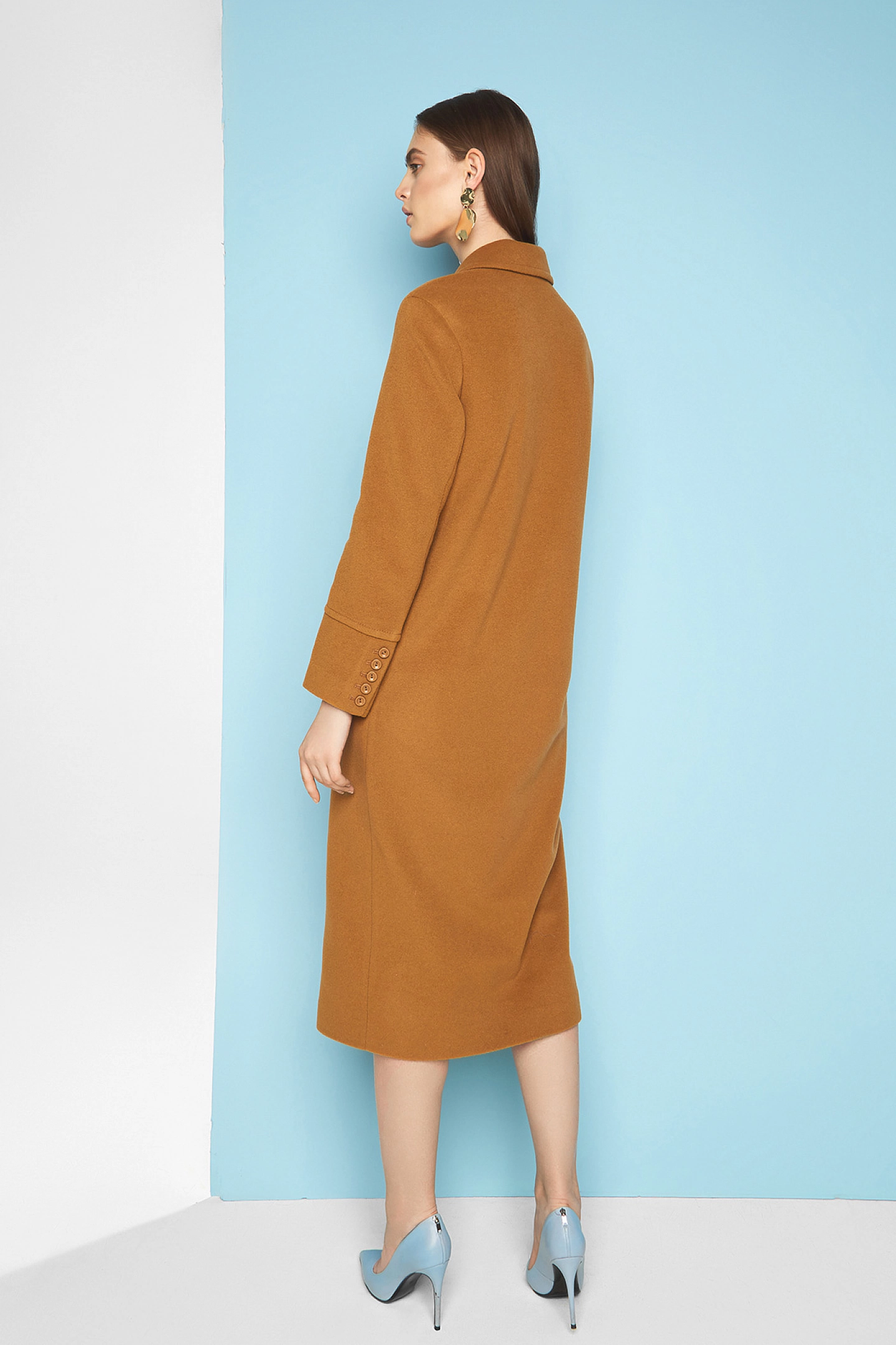 Пальто двубортное с узкими лацканами