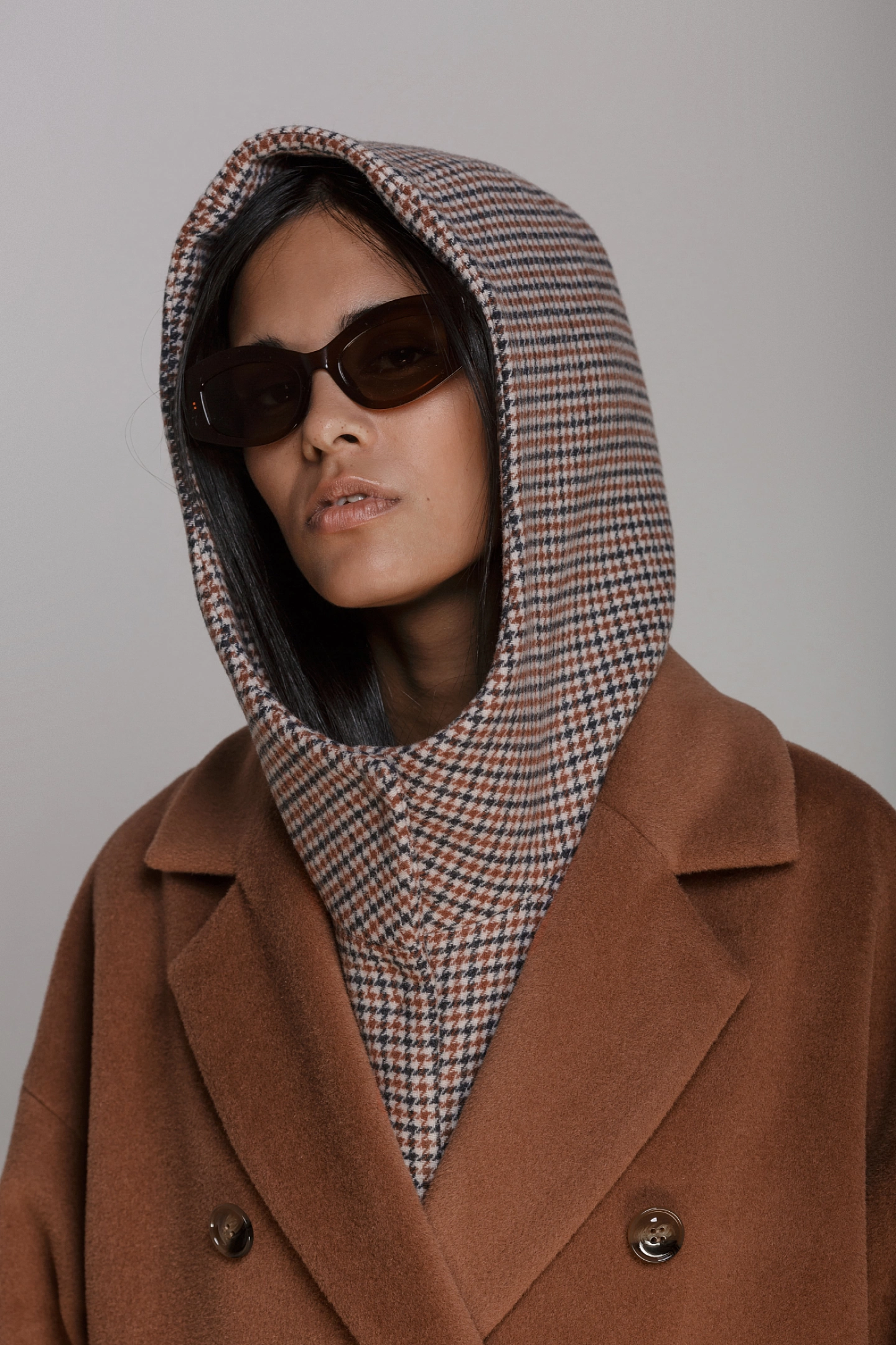 Пальто двубортное со спущенным плечом